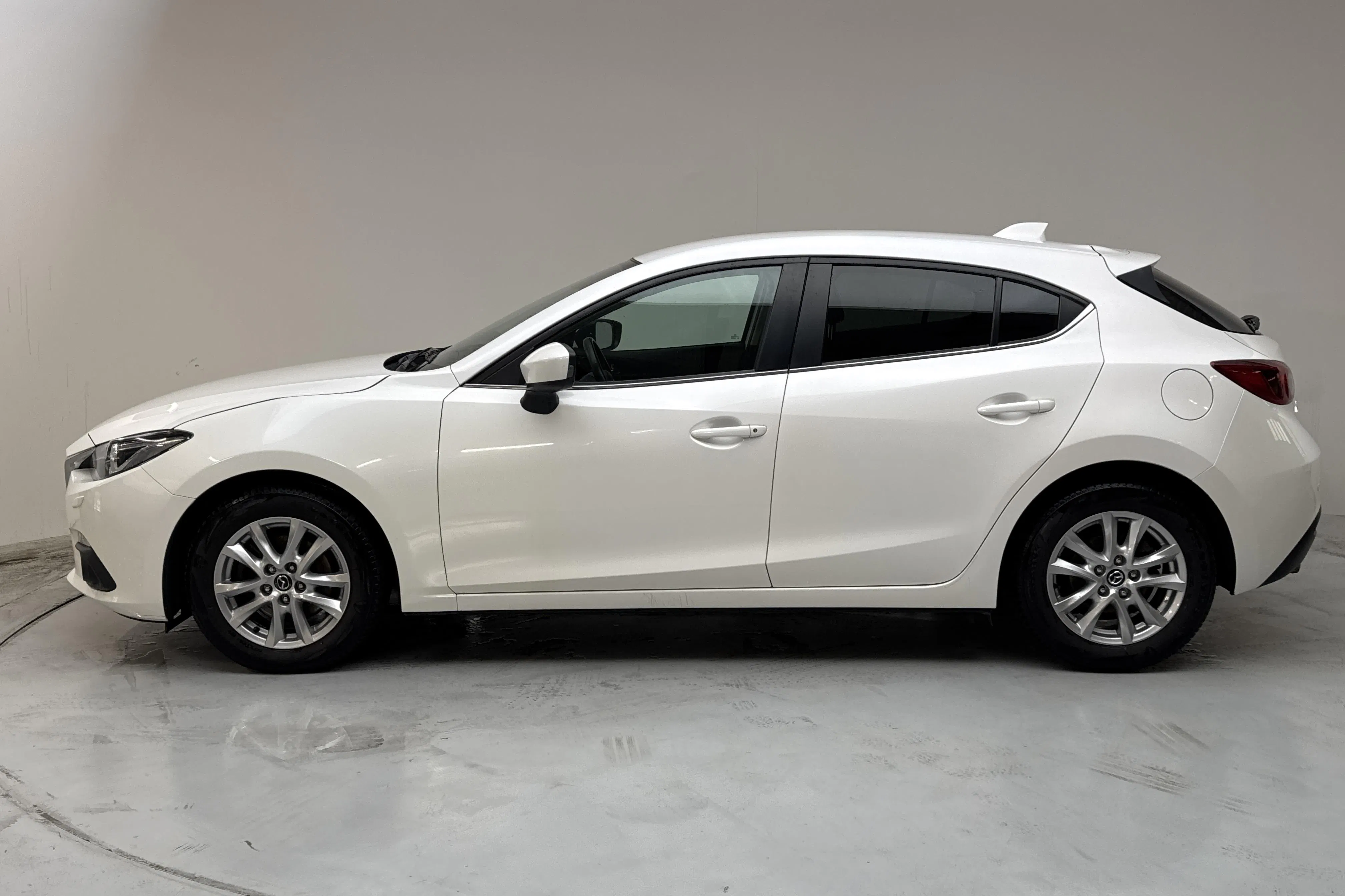 Præsentationsfoto 2 af 14: Mazda 3 2.0 5dr (120hk) - 162 100 kilometer - Salgsautomat - Hvid - 2015
