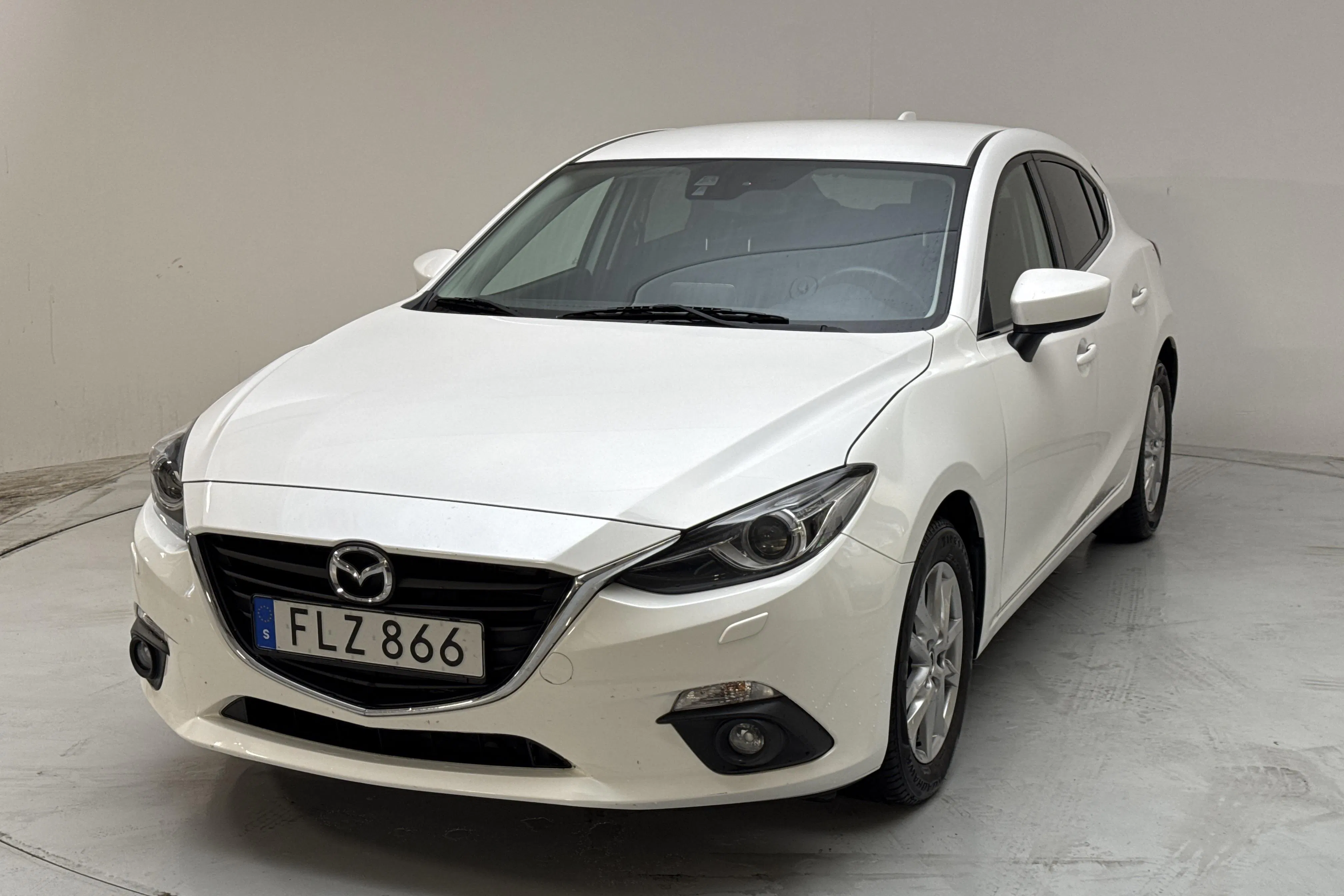 Præsentationsfoto 1 af 14: Mazda 3 2.0 5dr (120hk) - 162 100 kilometer - Salgsautomat - Hvid - 2015