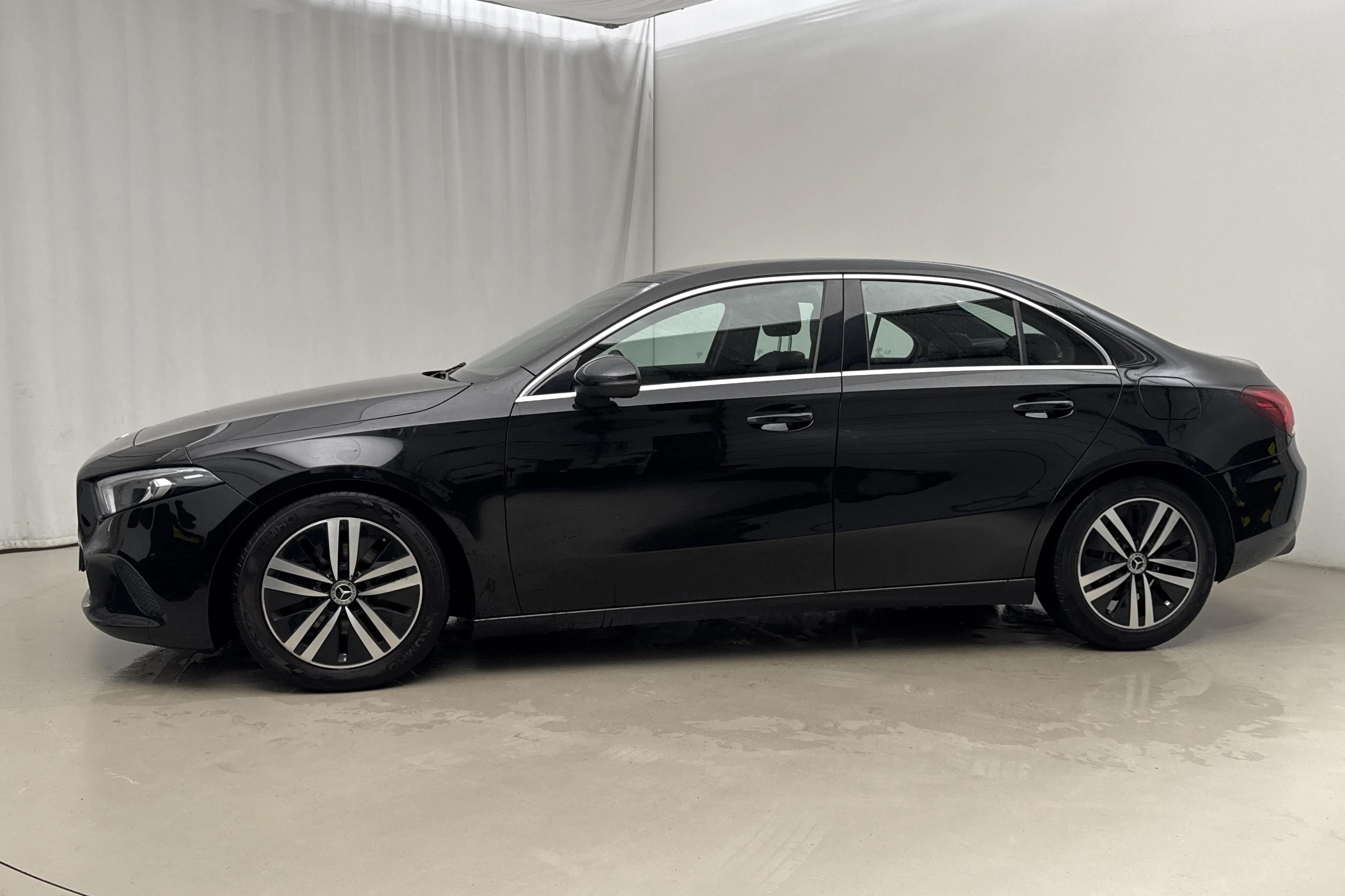 Presentationsfoto 2 av 16: Mercedes A 200 d Sedan V177 (150hk) - 12 208 mil - Automat - svart - 2021