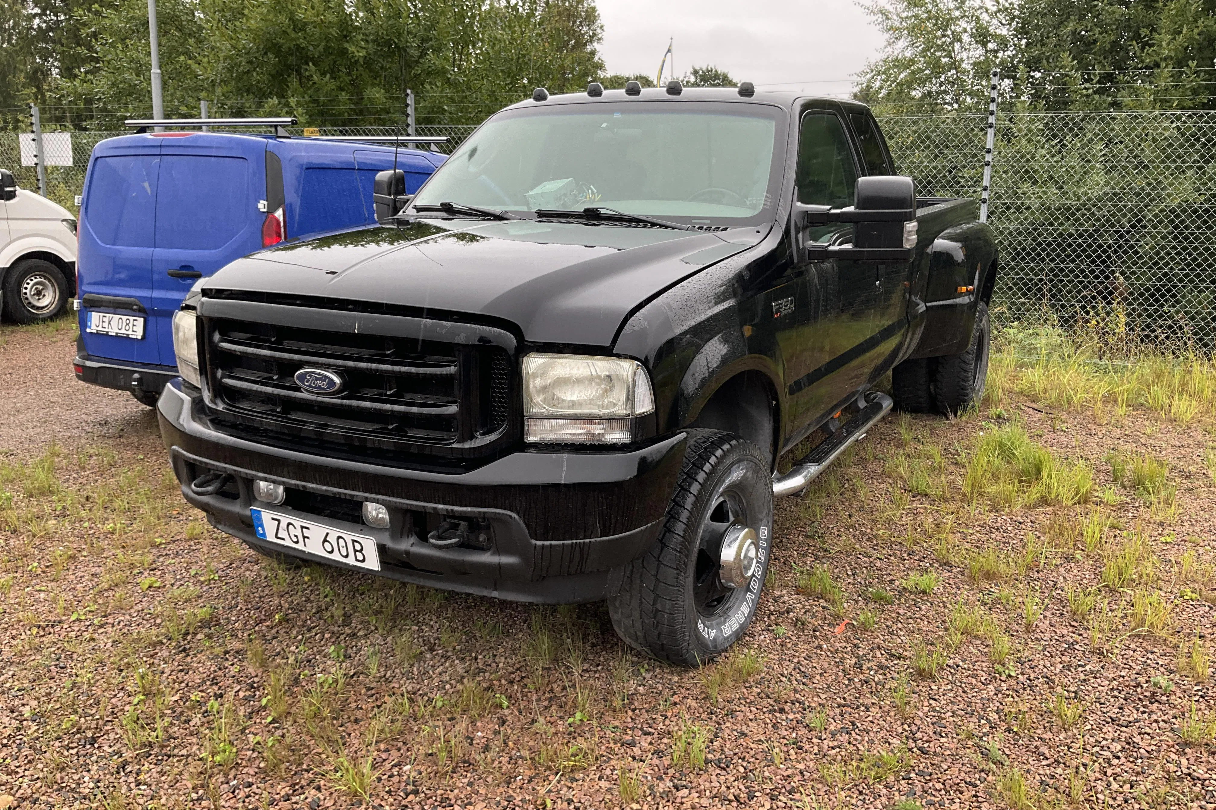 Presentation photo 1 of 12: FORD F-350 Ford F-350 SuperCab 6.0 V8 4x4 - 379 520 km - Automatic - black - 2003