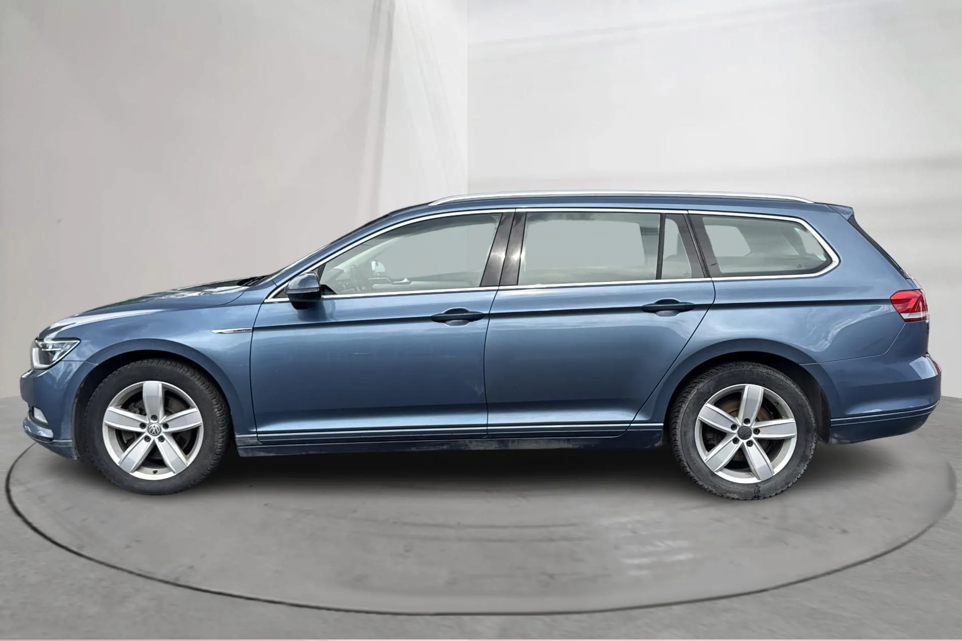 Presentationsfoto 2 av 14: VW Passat 2.0 TDI Sportscombi 4MOTION (150hk) - 18 855 mil - Manuell - blå - 2017