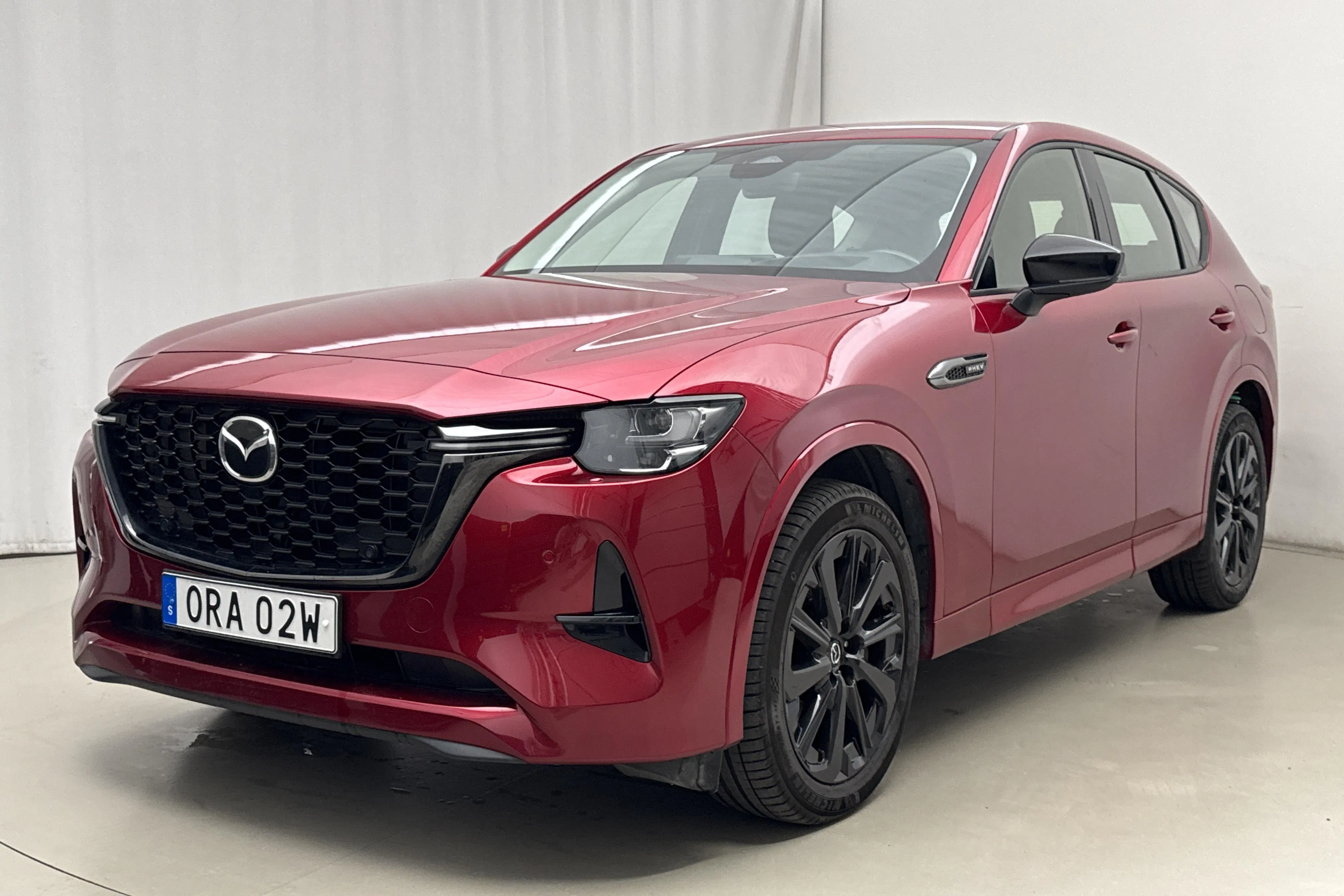 Præsentationsfoto 1 af 19: Mazda CX-60 e-Skyactiv PHEV AWD (327hk) - 148 200 kilometer - Salgsautomat - Rød farve - 2023