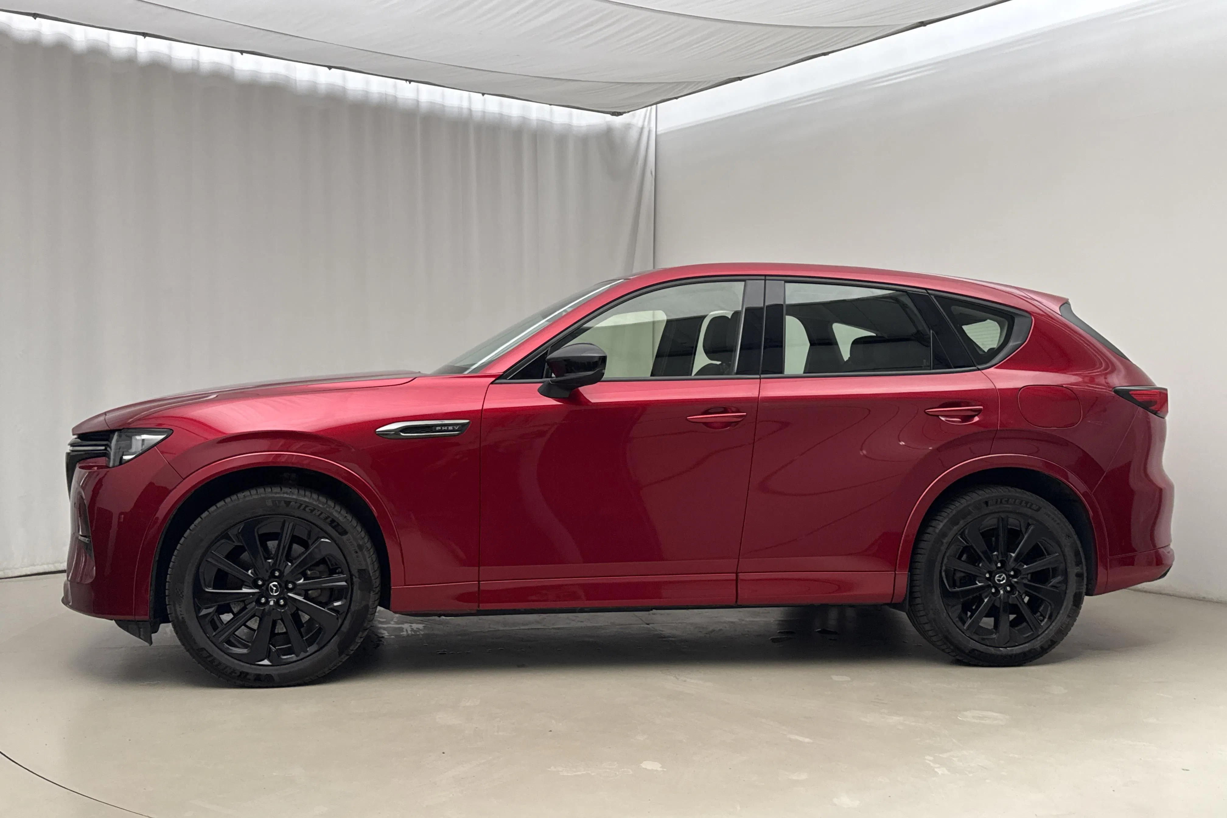 Præsentationsfoto 2 af 19: Mazda CX-60 e-Skyactiv PHEV AWD (327hk) - 148 200 kilometer - Salgsautomat - Rød farve - 2023