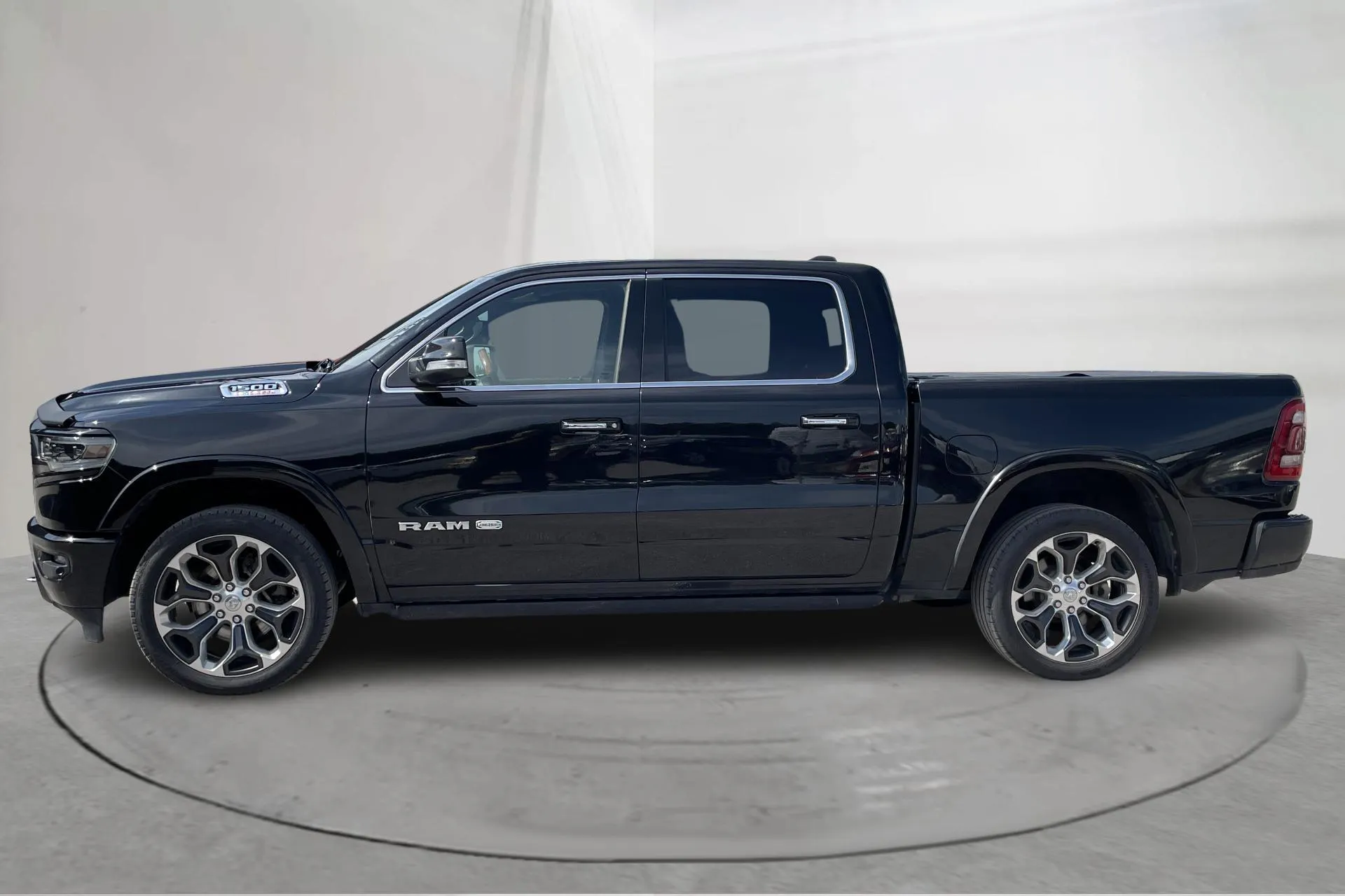 Presentation photo 2 of 25: RAM RAM 1500 Crew Cab 3.0 V6 EcoDiesel (264hk) - 188 430 km - Automatic - black - 2021