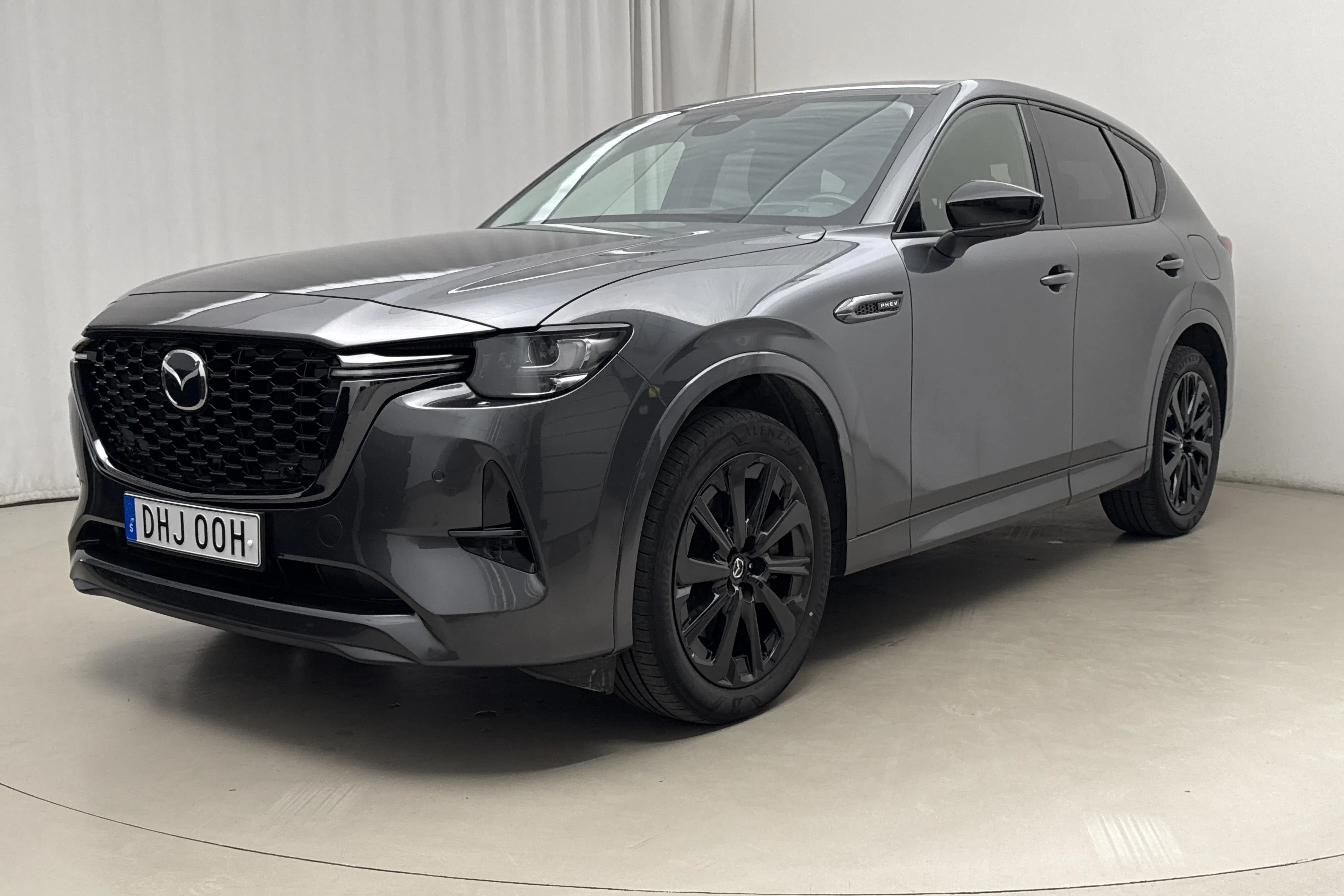 Presentationsfoto 1 av 19: Mazda CX-60 e-Skyactiv PHEV AWD (327hk) - 6 219 mil - Automat - grå - 2023