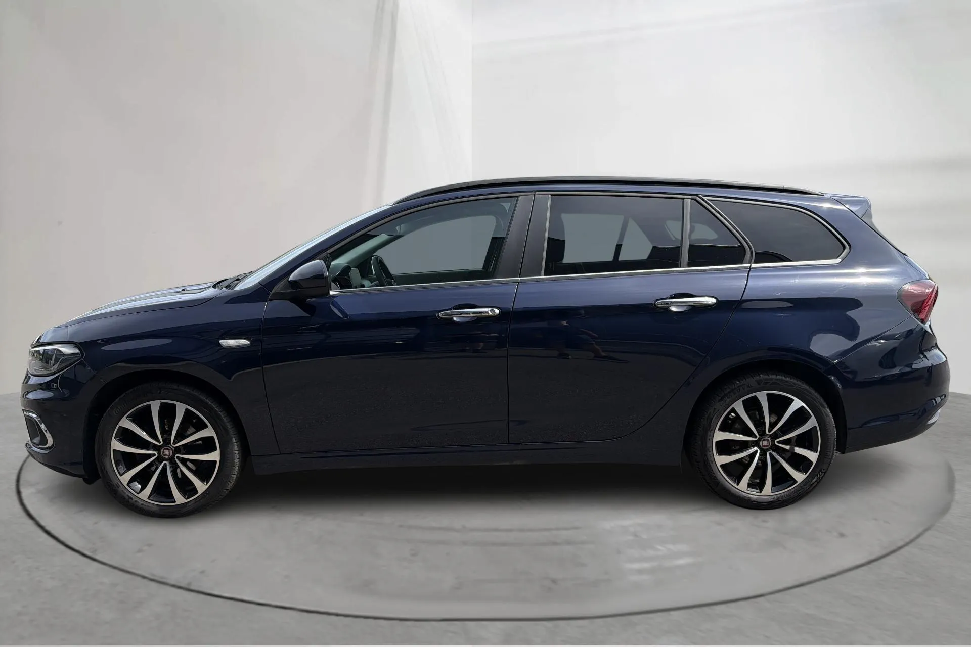 Presentation photo 2 of 15: Fiat Tipo 1.4 Kombi (120hk) - 75 510 km - Manual - dark blue - 2020