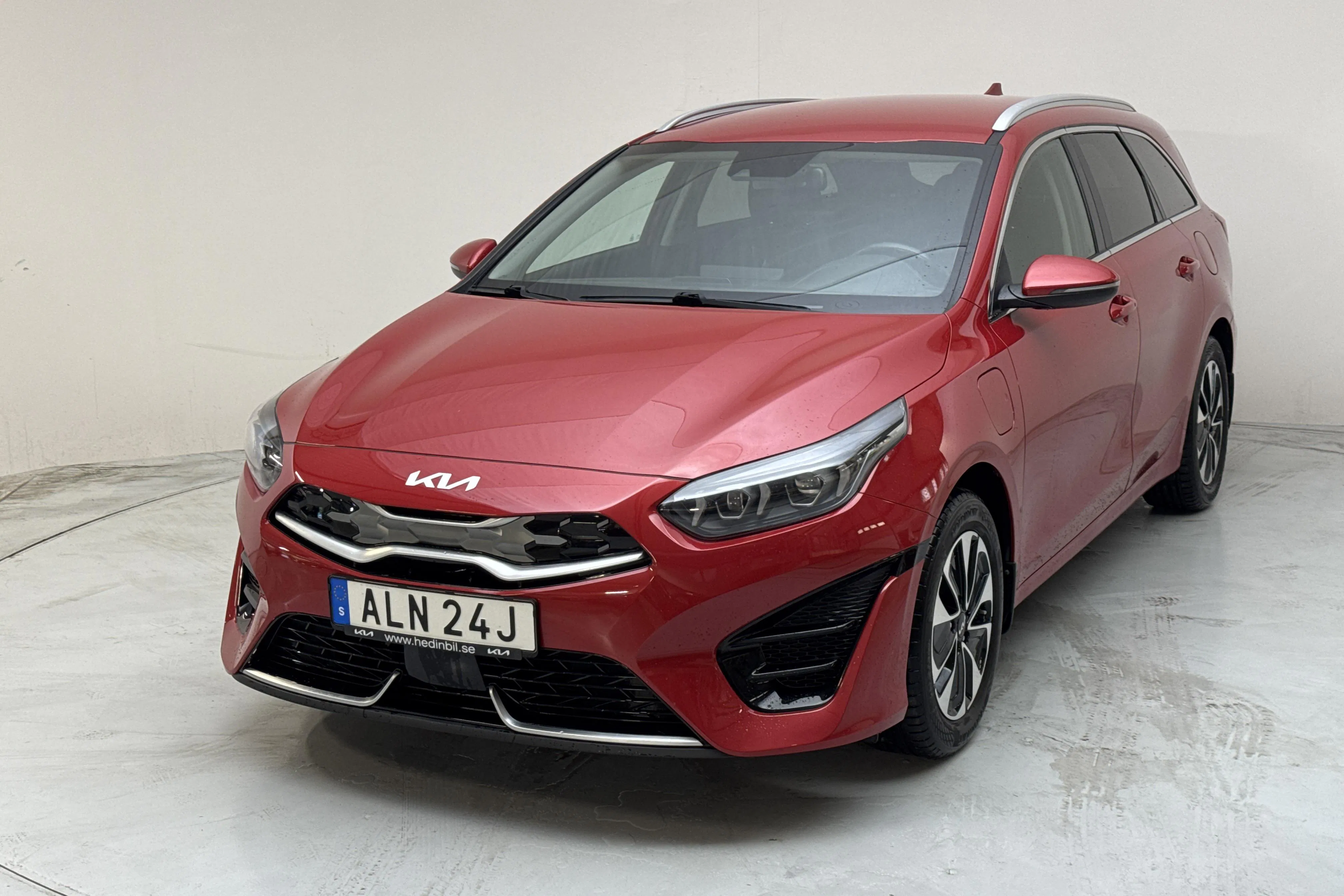 Presentationsfoto 1 av 16: KIA Ceed 1.6 Plug-in Hybrid SW (141hk) - 12 281 mil - Automat - röd - 2022