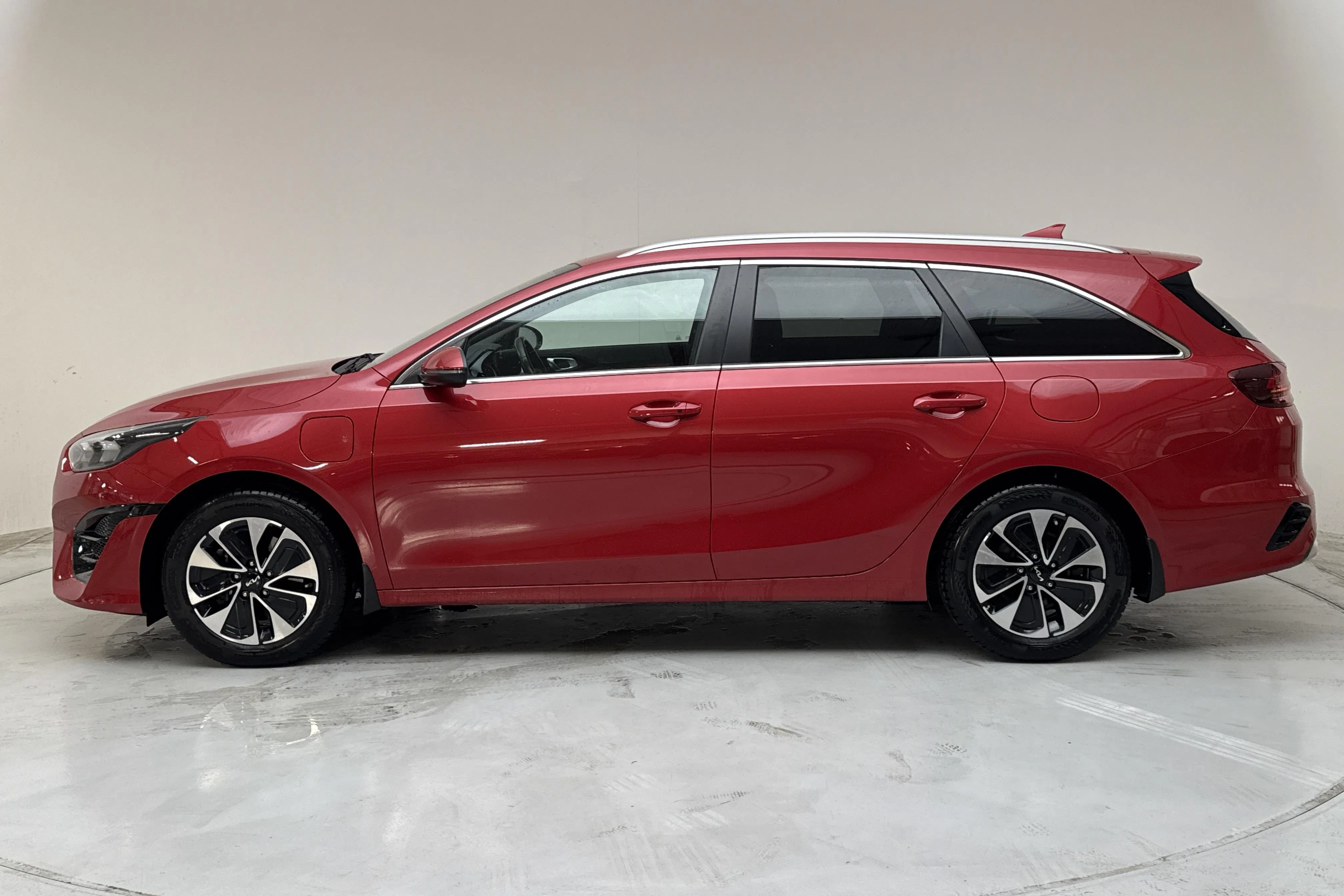 Presentationsfoto 2 av 16: KIA Ceed 1.6 Plug-in Hybrid SW (141hk) - 12 281 mil - Automat - röd - 2022