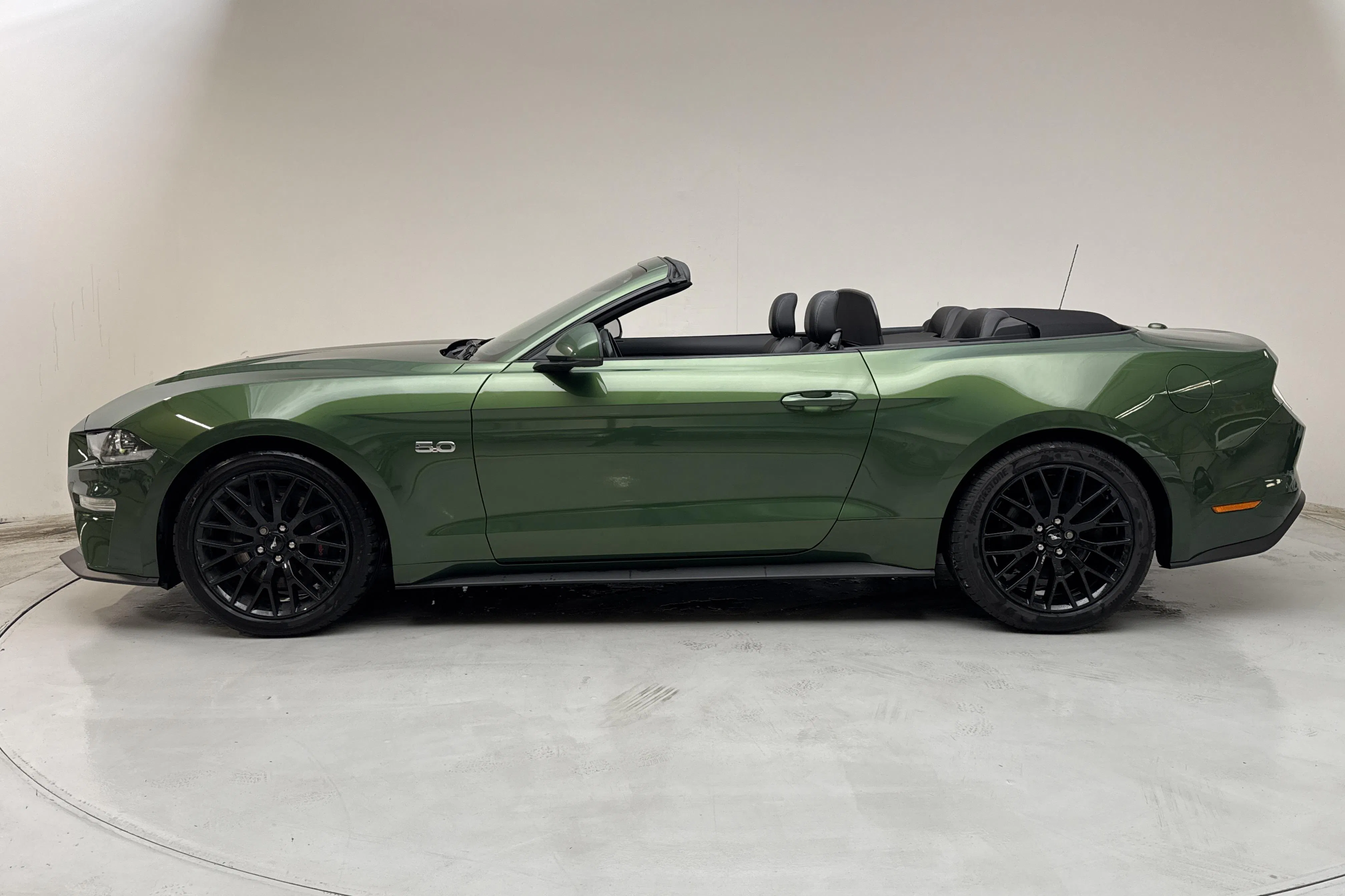 Presentation photo 2 of 27: Ford Mustang GT V8 Convertible (450hk) - 139 110 km - Automatic - green - 2022
