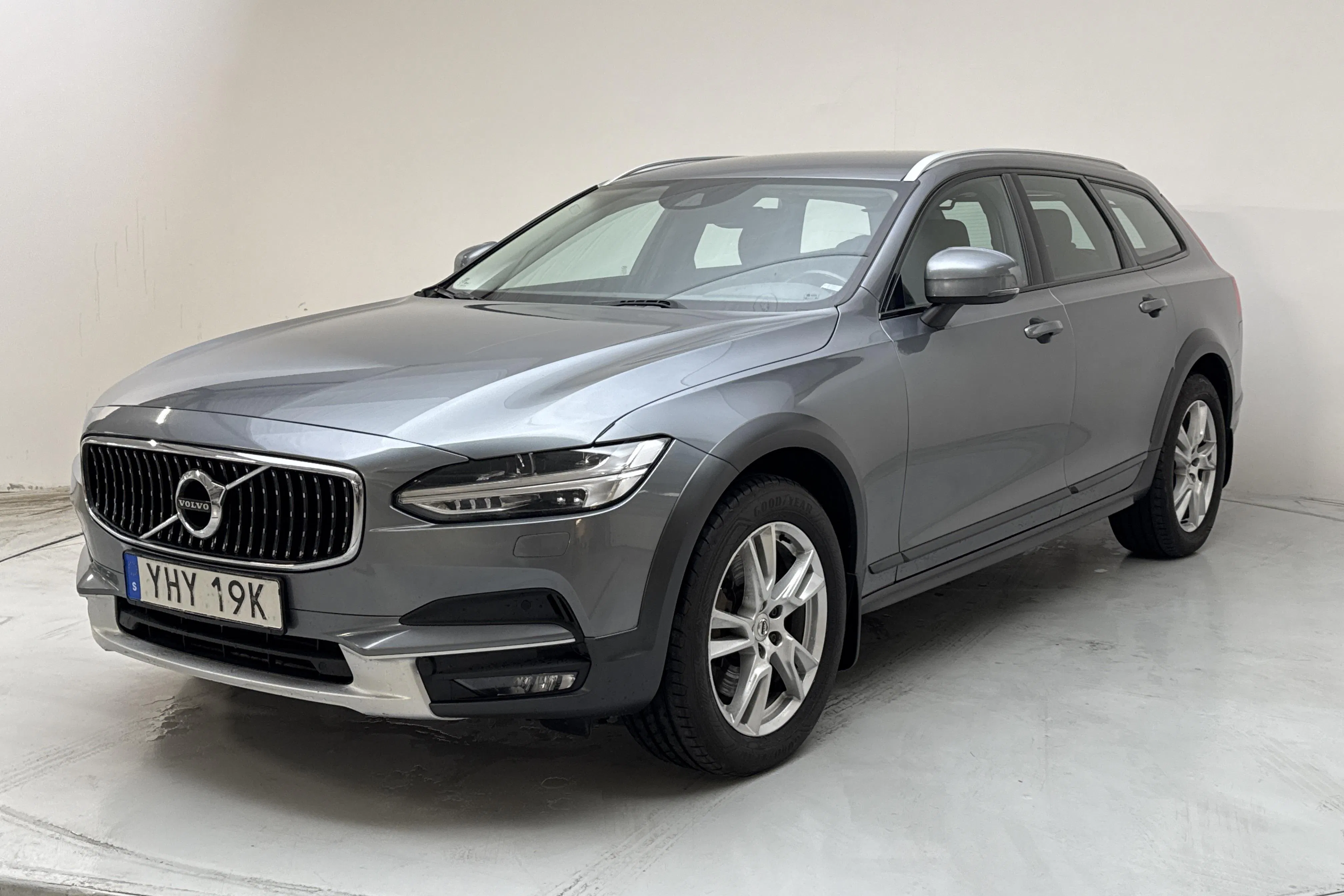 Presentationsfoto 1 av 14: Volvo V90 D4 Cross Country AWD (190hk) - 26 282 mil - Automat - grå - 2019