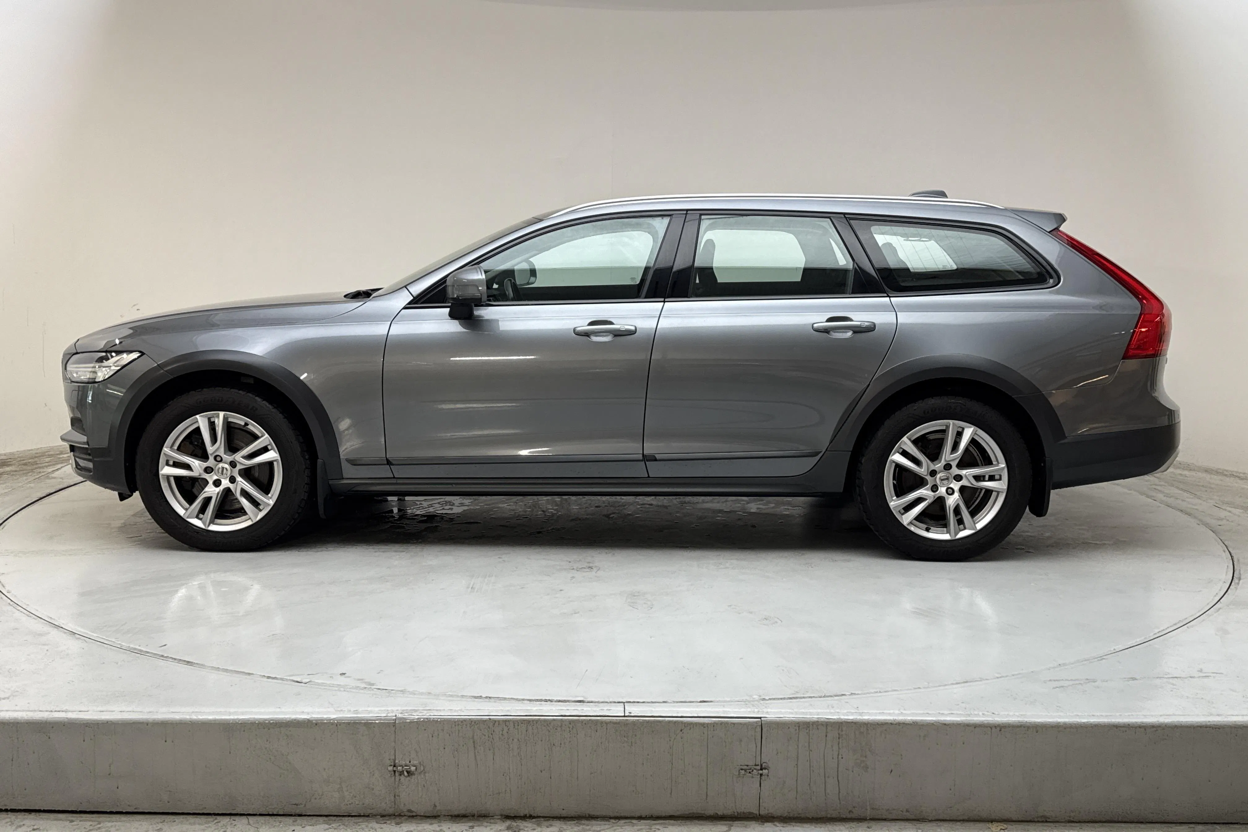 Presentationsfoto 2 av 14: Volvo V90 D4 Cross Country AWD (190hk) - 26 282 mil - Automat - grå - 2019