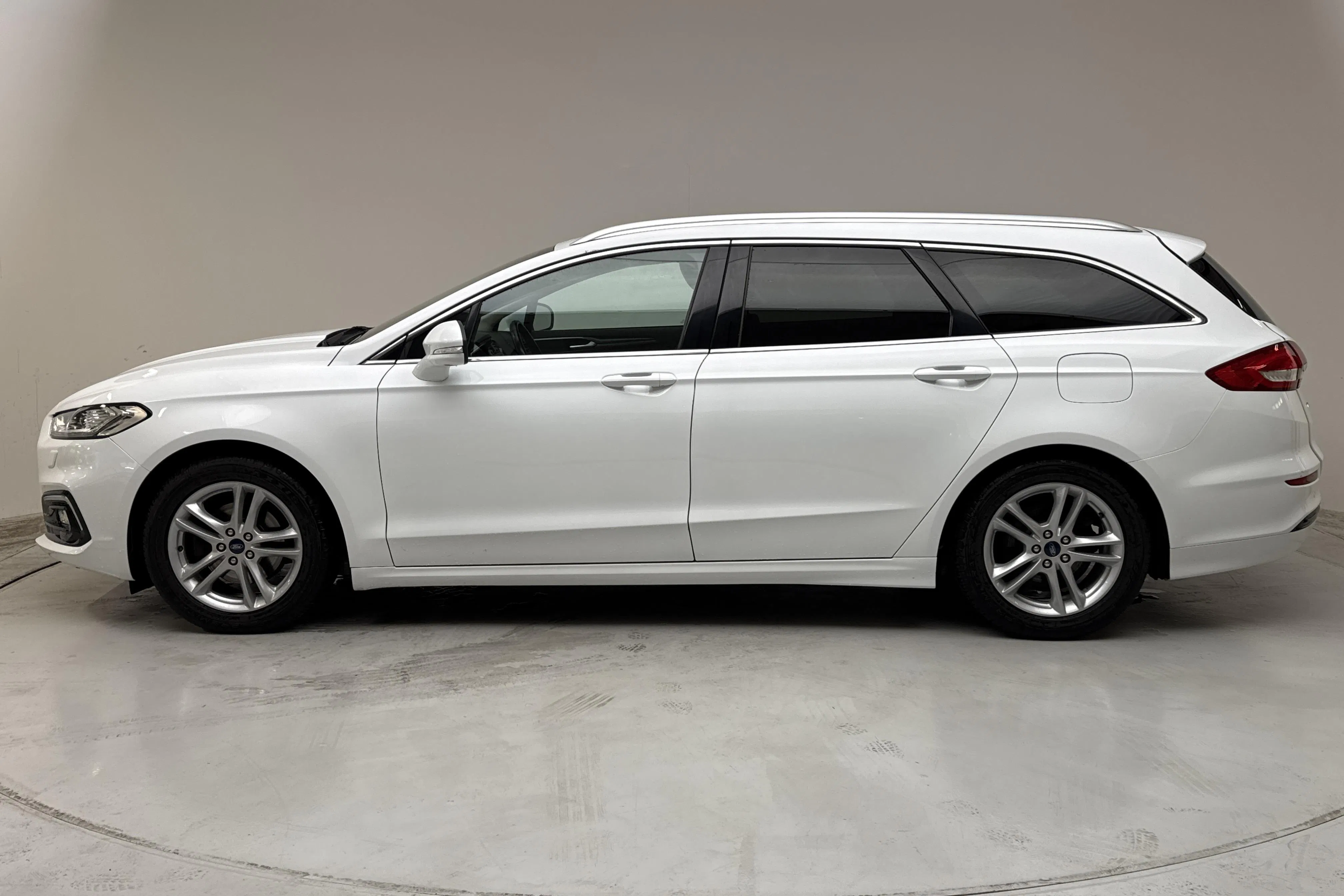 Presentationsfoto 2 av 13: Ford Mondeo 1.5T EcoBoost Kombi (165hk) - 8 465 mil - Automat - vit - 2019