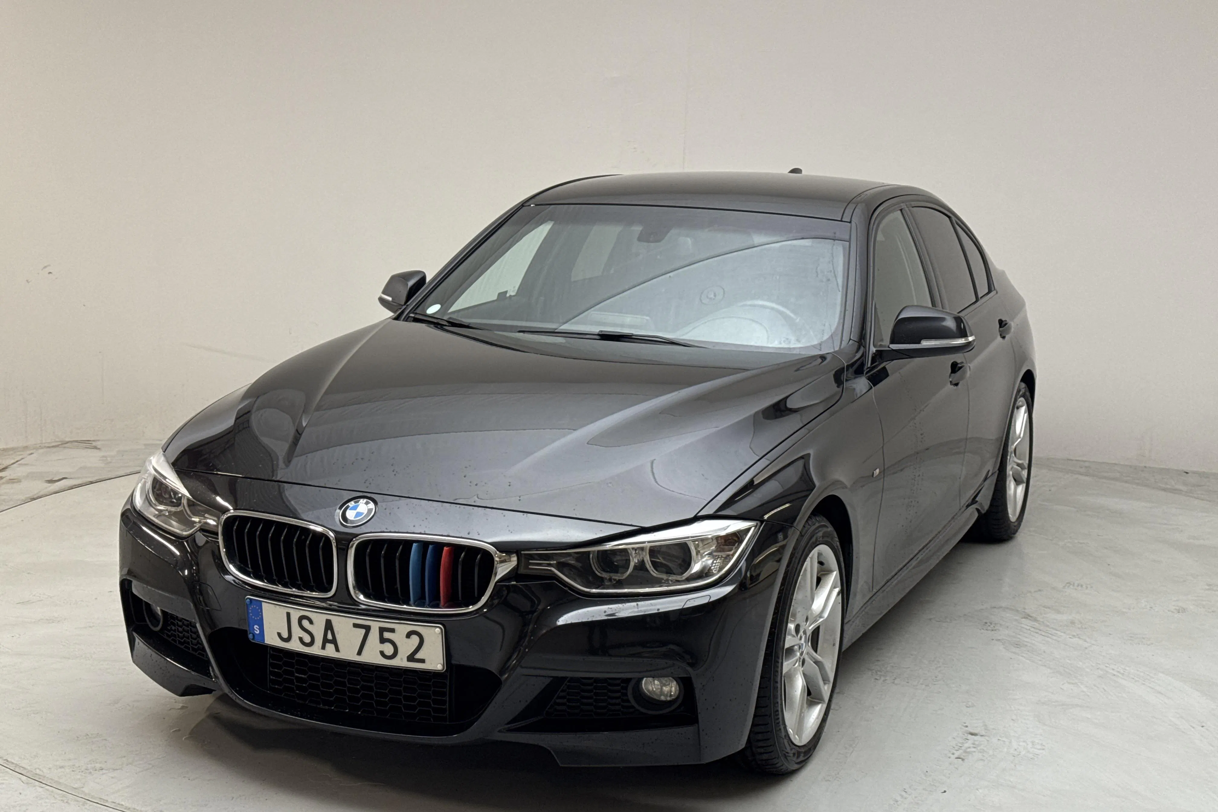 Presentation photo 1 of 12: BMW 320d Sedan, F30 (184hk) - 12 188 Scandinavian mile - Manual - black - 2015