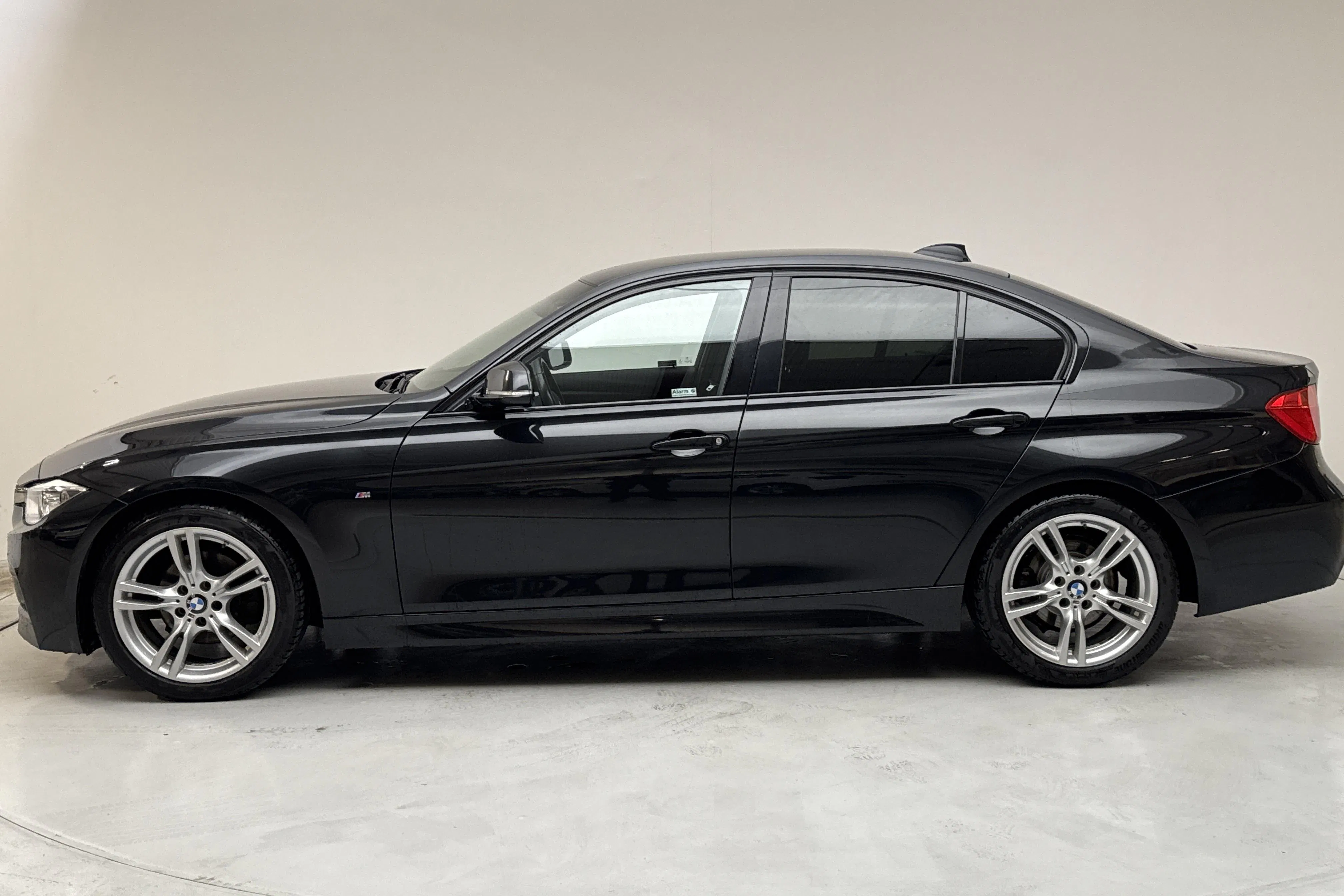 Presentation photo 2 of 12: BMW 320d Sedan, F30 (184hk) - 12 188 Scandinavian mile - Manual - black - 2015
