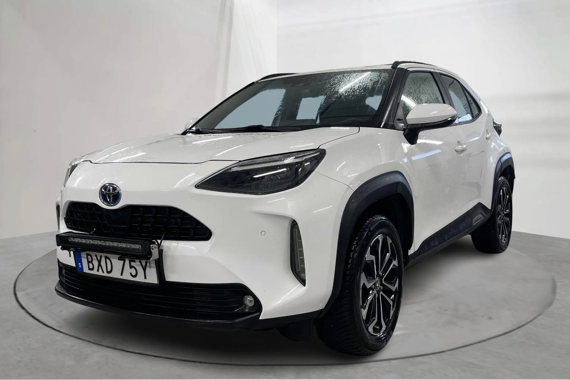 Presentationsfoto 1 av 17: Toyota Yaris Cross 1.5 Hybrid AWD (116hk) - 10 127 mil - Automat - vit - 2023