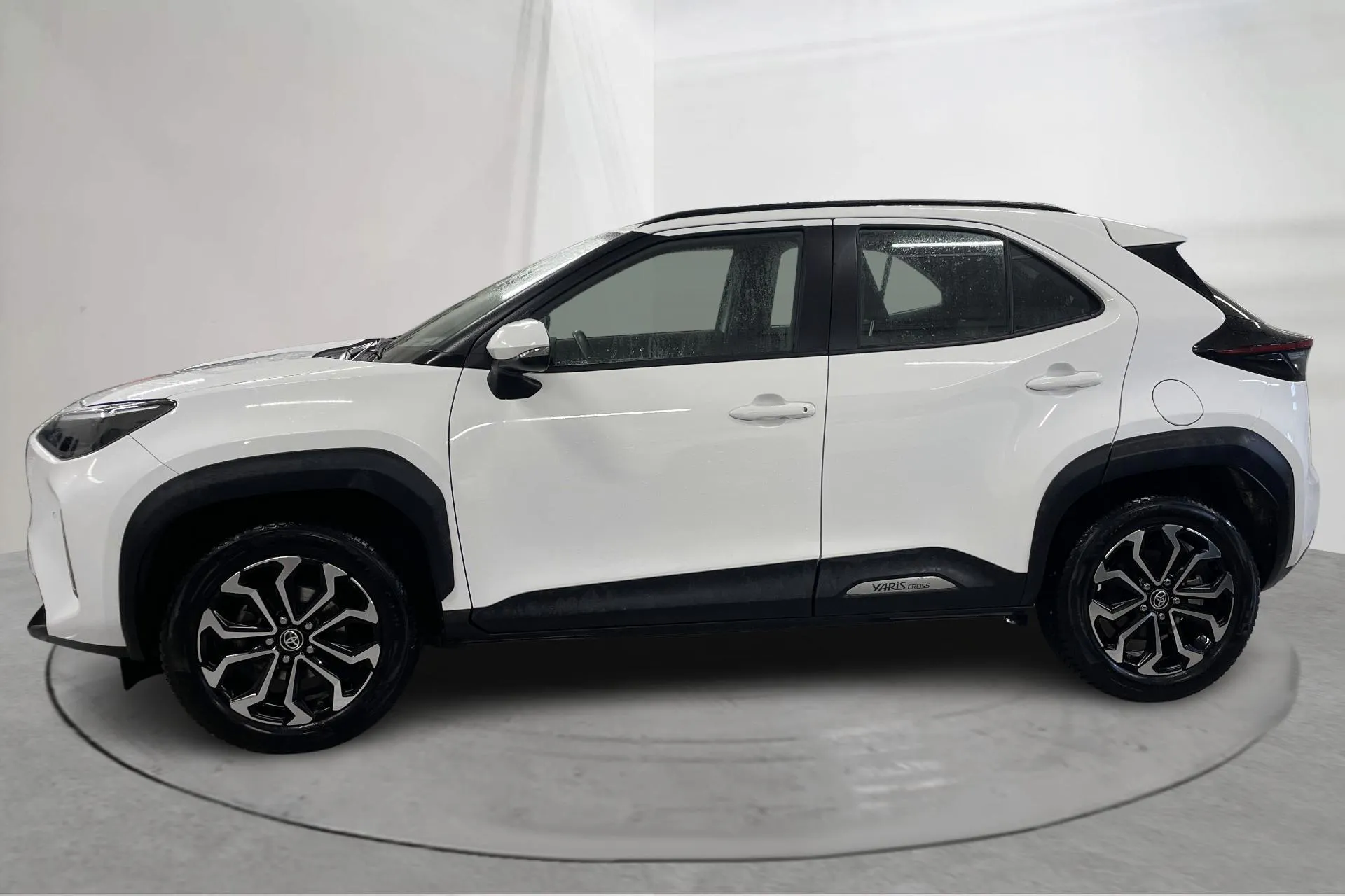 Presentationsfoto 2 av 17: Toyota Yaris Cross 1.5 Hybrid AWD (116hk) - 10 127 mil - Automat - vit - 2023