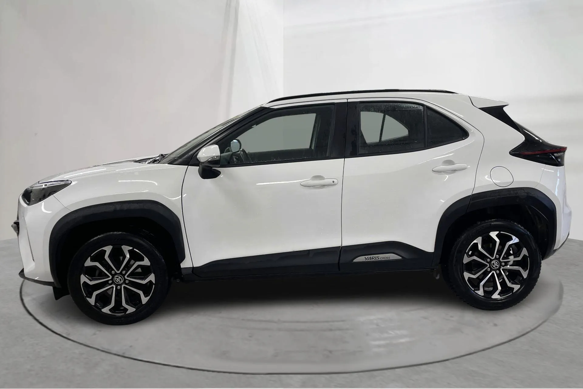 Presentationsfoto 2 av 17: Toyota Yaris Cross 1.5 Hybrid AWD (116hk) - 10 256 mil - Automat - vit - 2023