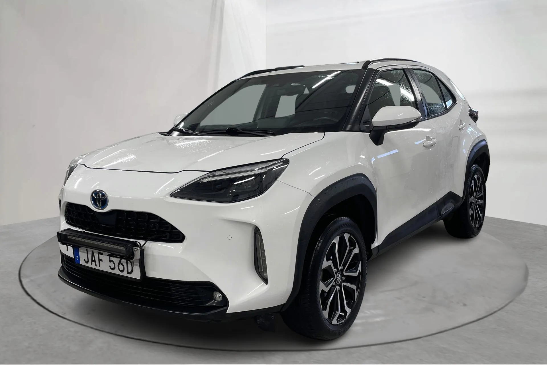 Presentationsfoto 1 av 17: Toyota Yaris Cross 1.5 Hybrid AWD (116hk) - 10 256 mil - Automat - vit - 2023