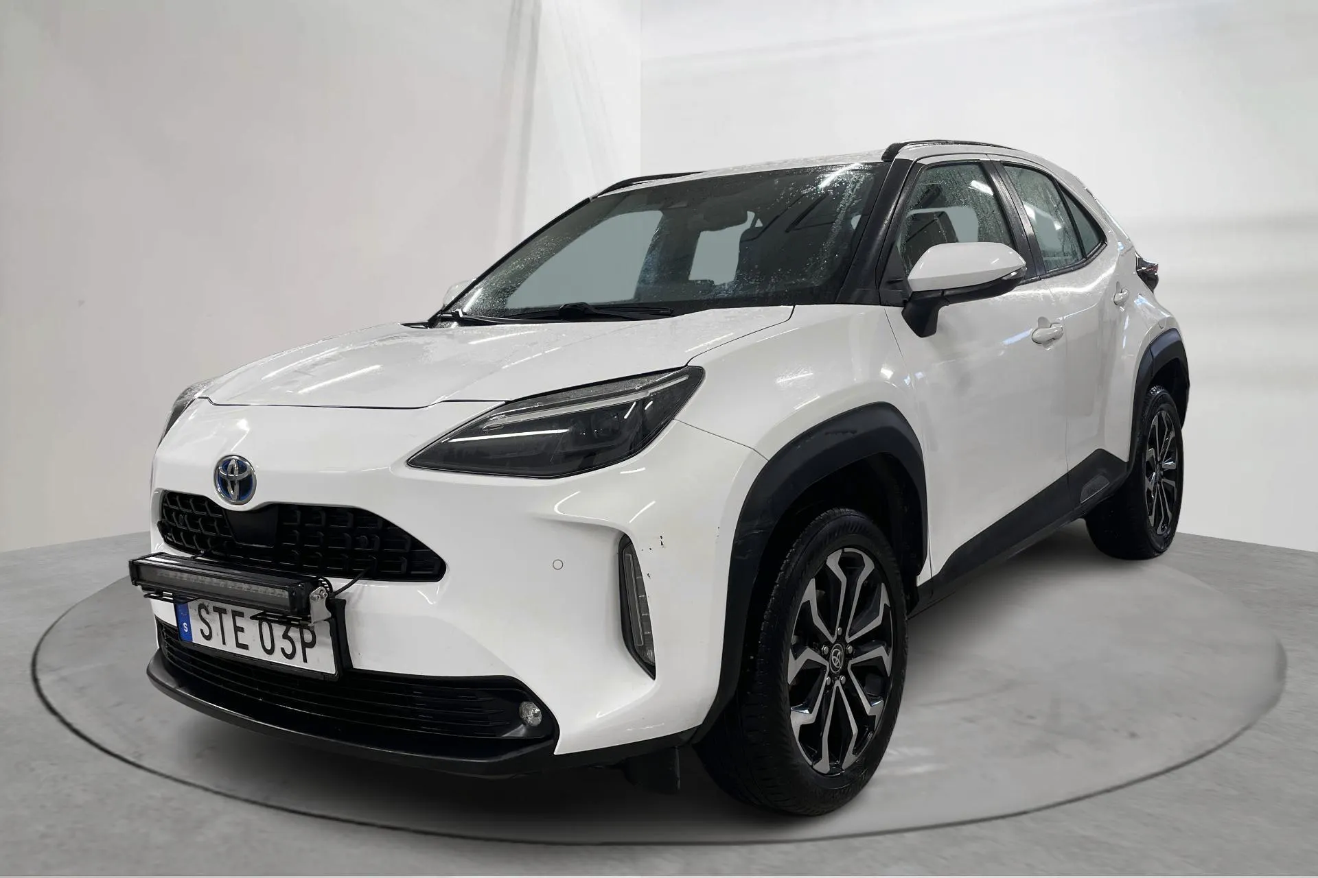 Presentationsfoto 1 av 18: Toyota Yaris Cross 1.5 Hybrid AWD (116hk) - 10 907 mil - Automat - vit - 2023