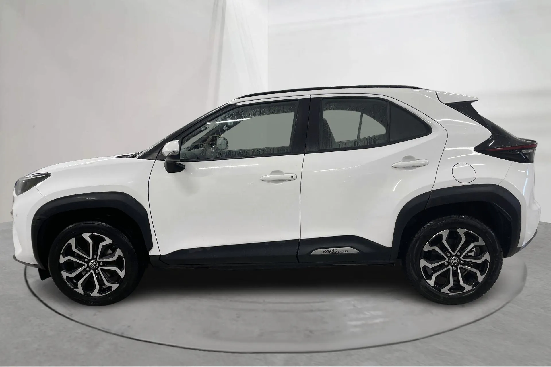 Presentationsfoto 2 av 18: Toyota Yaris Cross 1.5 Hybrid AWD (116hk) - 10 907 mil - Automat - vit - 2023