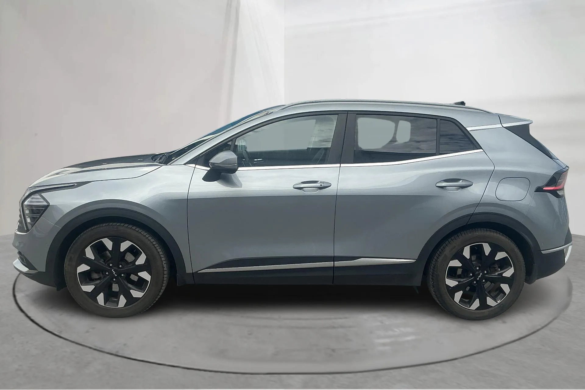 Presentationsfoto 2 av 14: KIA Sportage PHEV AWD (265hk) - 9 362 mil - Automat - grå - 2022
