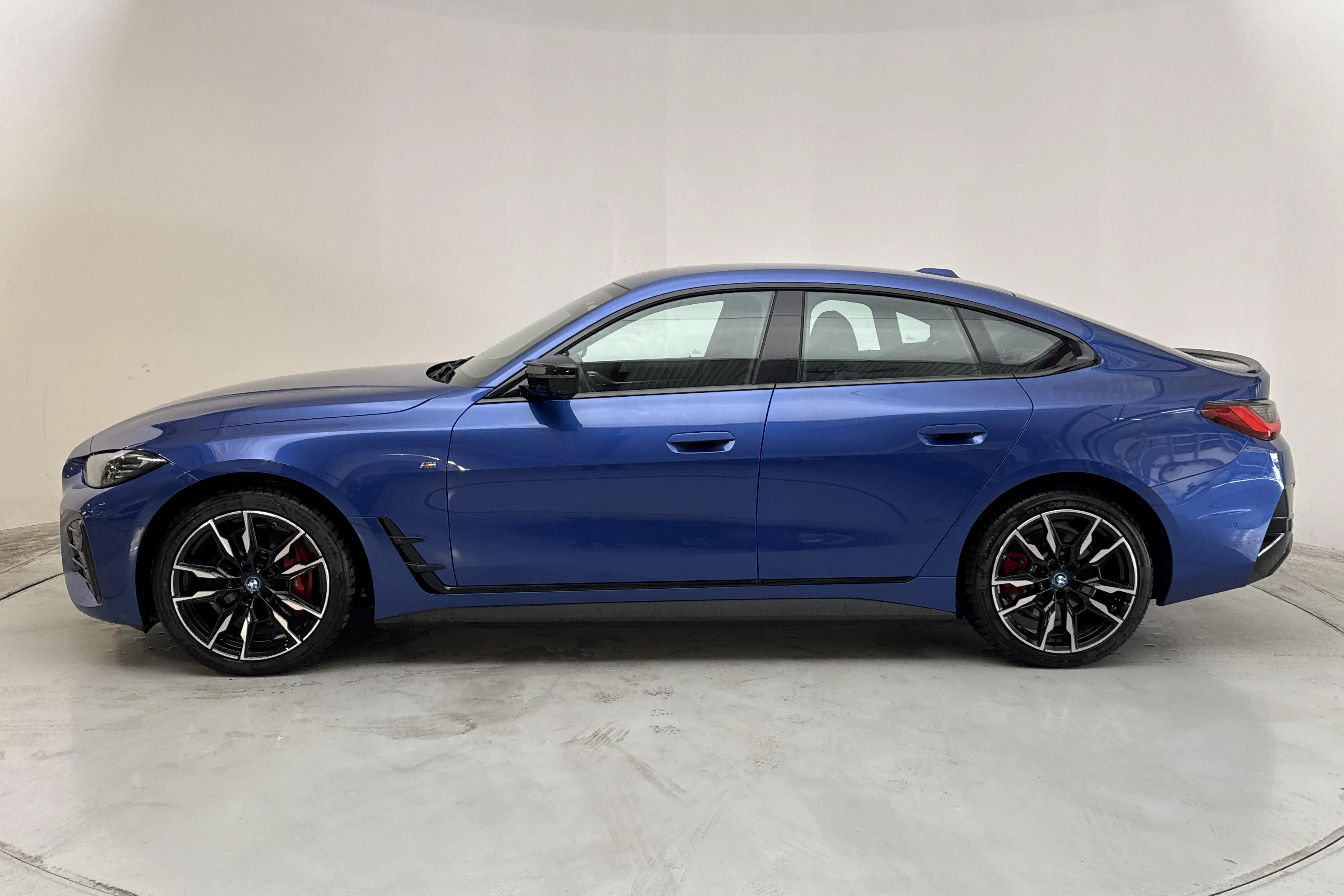 Presentationsfoto 2 av 16: BMW i4 M50 xDrive, G26 (544hk) - 4 490 mil - Automat - blå - 2024