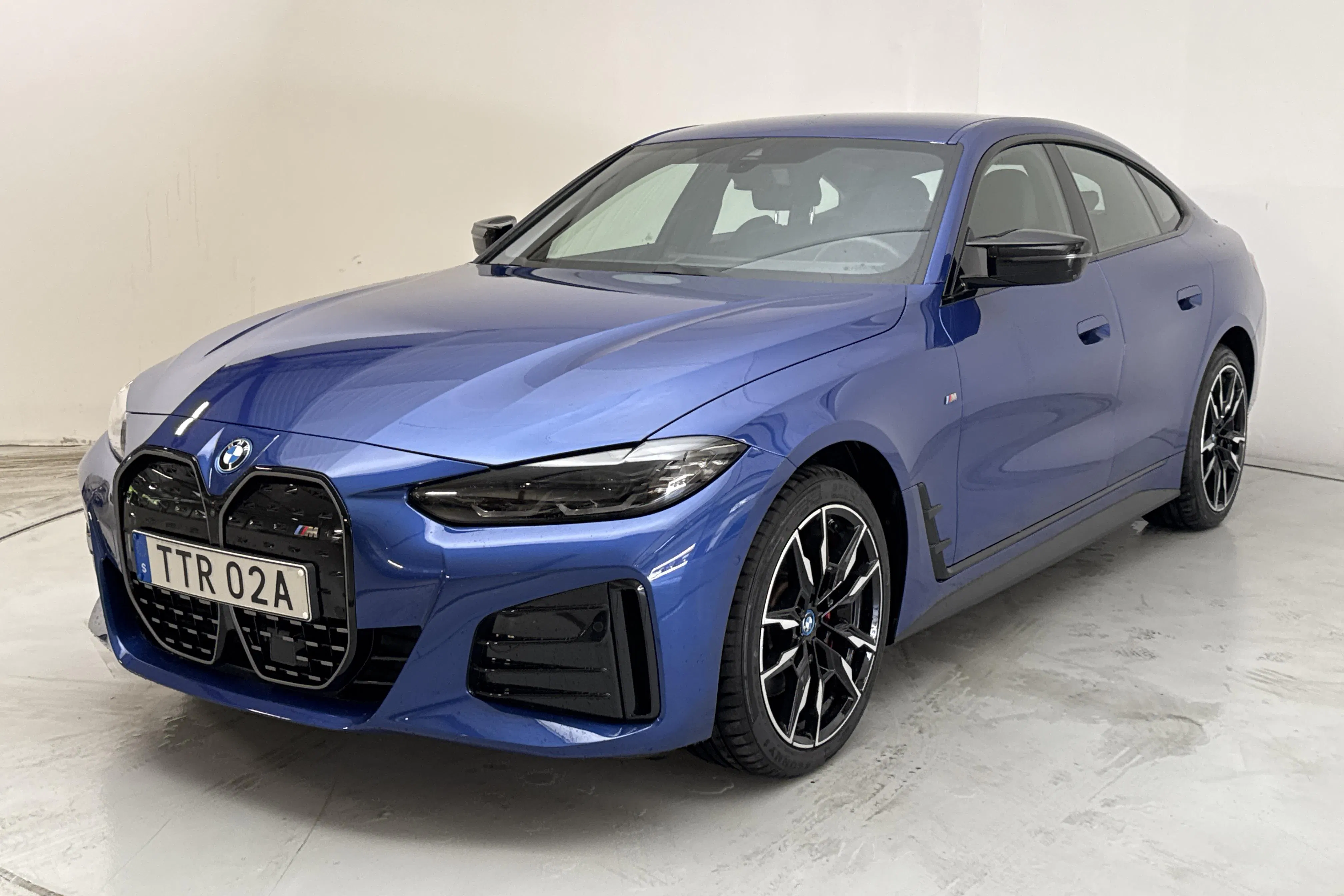 Presentationsfoto 1 av 16: BMW i4 M50 xDrive, G26 (544hk) - 4 490 mil - Automat - blå - 2024