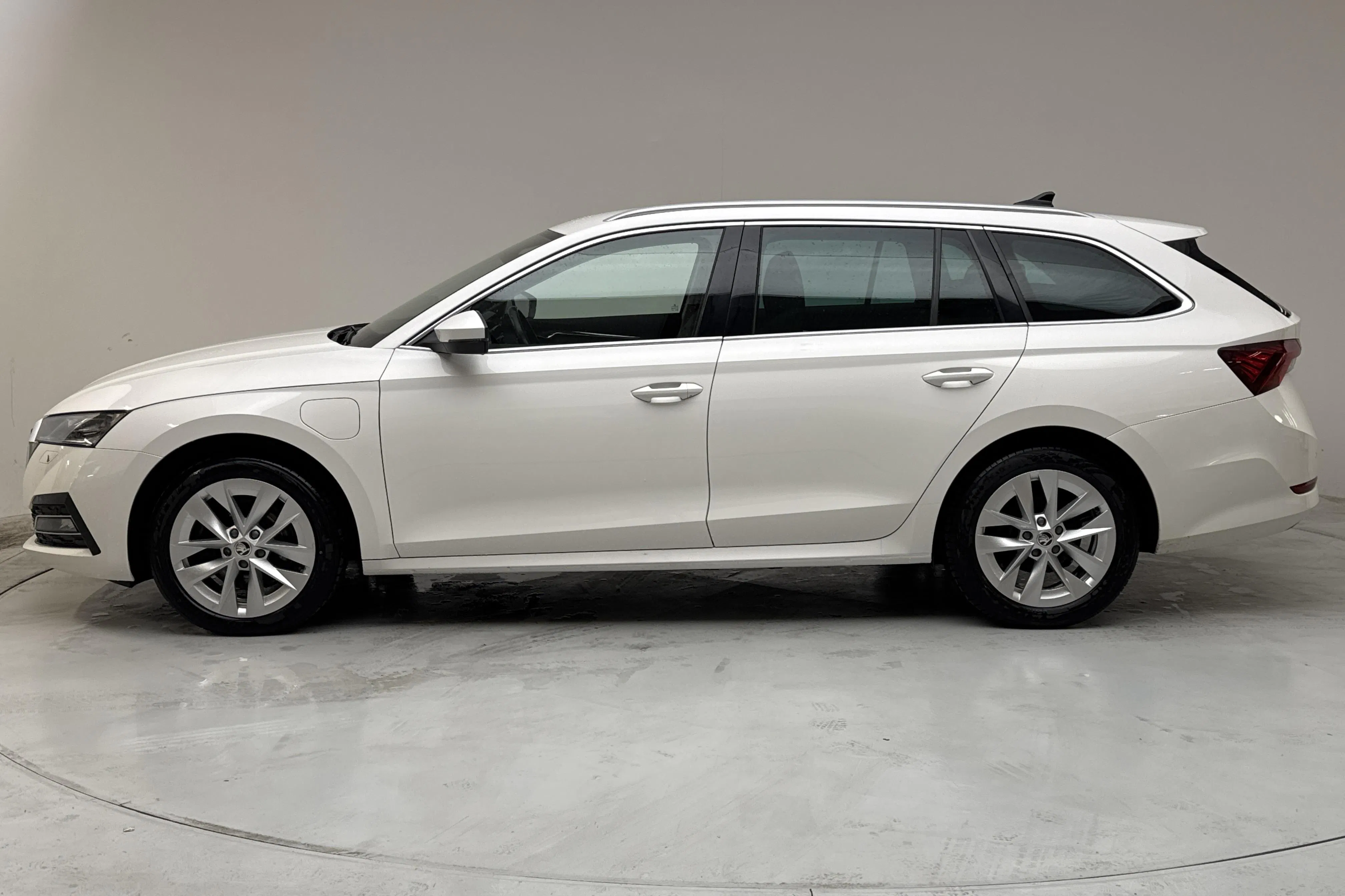 Presentationsfoto 2 av 14: Skoda Octavia 1.4 iV PHEV Combi (204hk) - 10 769 mil - Automat - vit - 2022