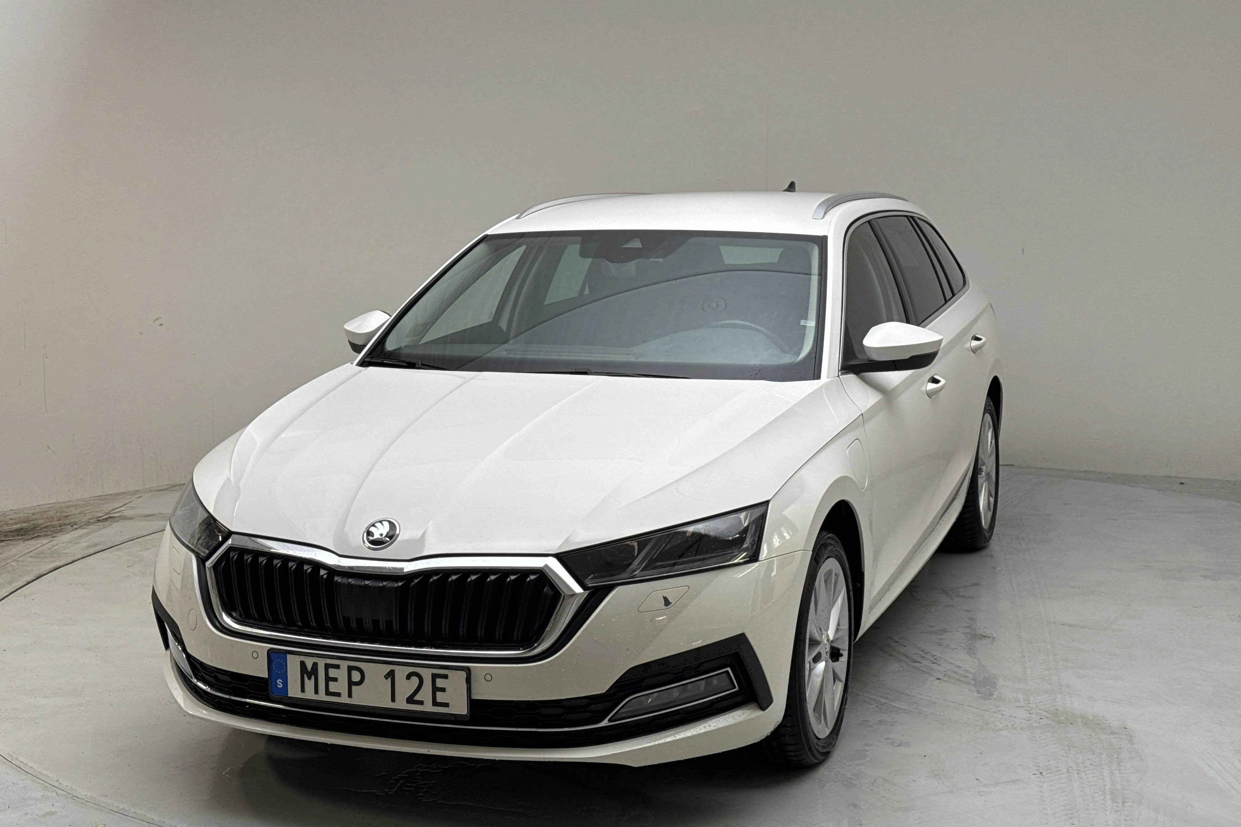 Presentationsfoto 1 av 14: Skoda Octavia 1.4 iV PHEV Combi (204hk) - 10 769 mil - Automat - vit - 2022