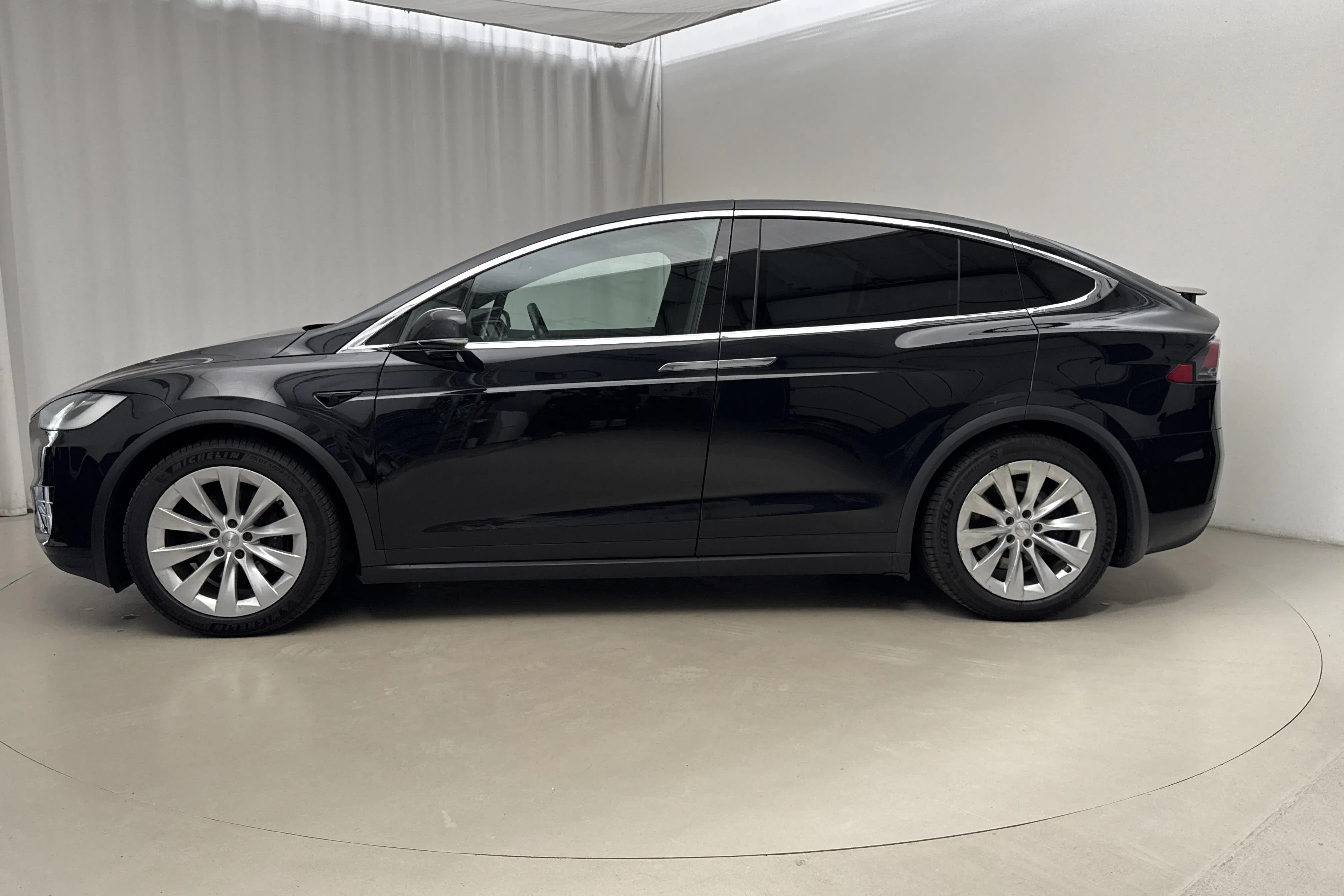 Presentationsfoto 2 av 20: Tesla Model X 100D - 14 469 mil - Automat - svart - 2017