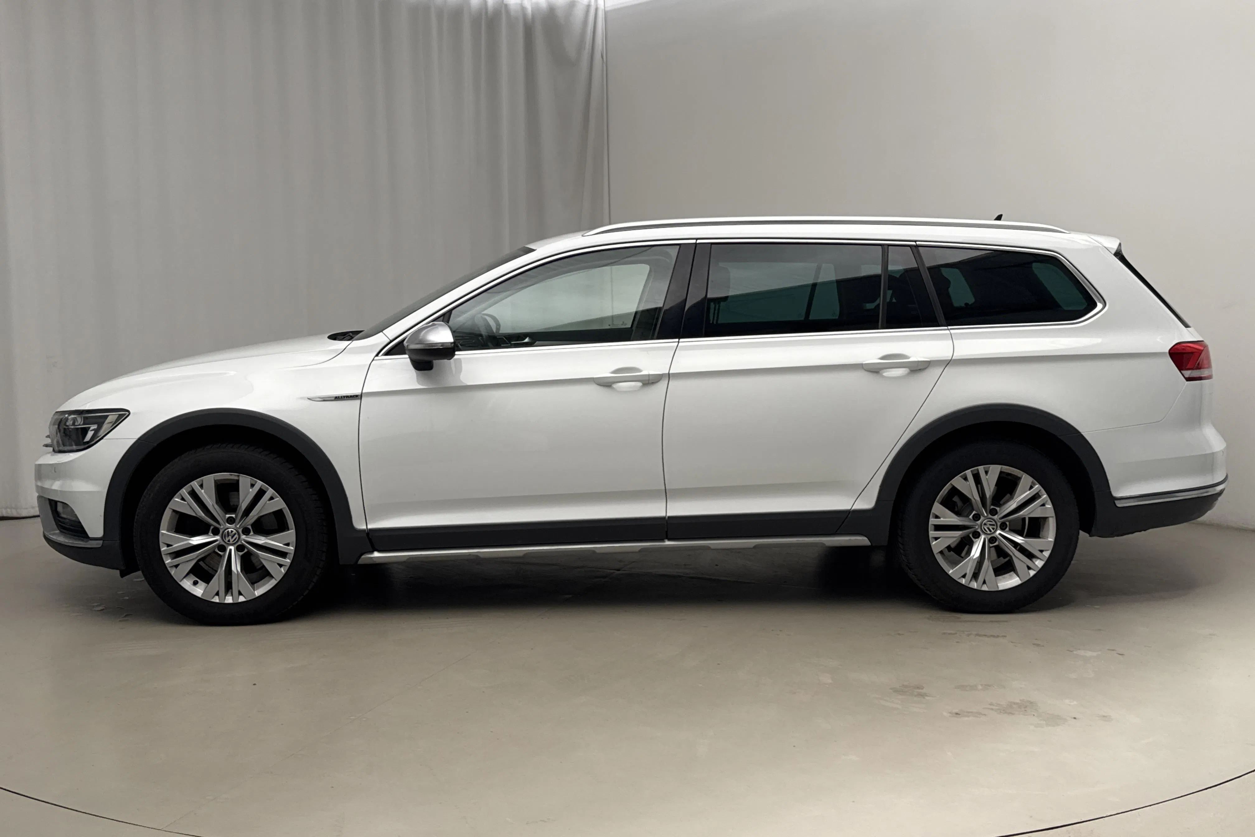 Presentationsfoto 2 av 17: VW Passat Alltrack 2.0 TDI 4MOTION (190hk) - 18 746 mil - Automat - vit - 2016