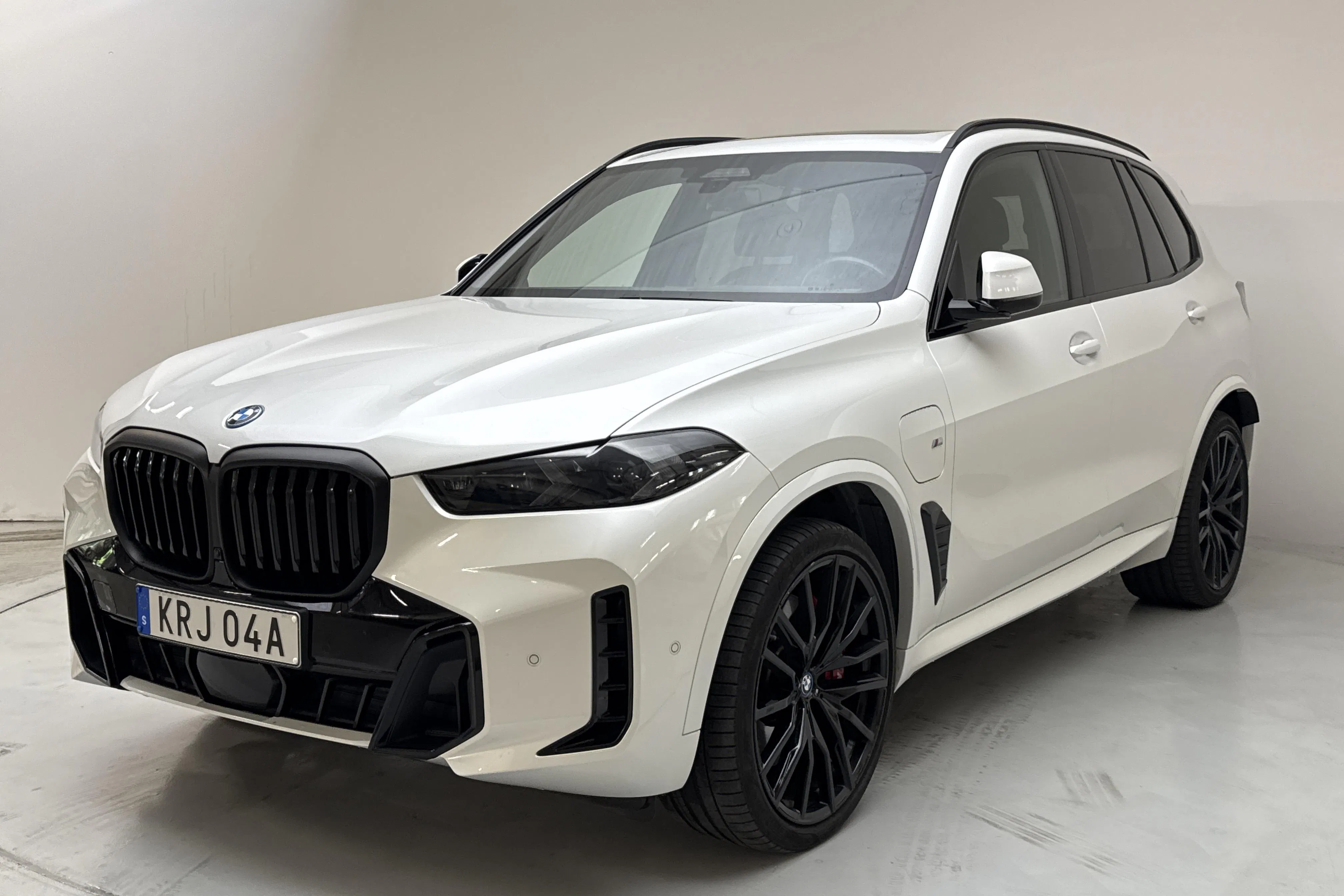 Presentationsfoto 1 av 22: BMW X5 xDrive50e LCI, G05 (489hk) - 6 213 mil - Automat - vit - 2024