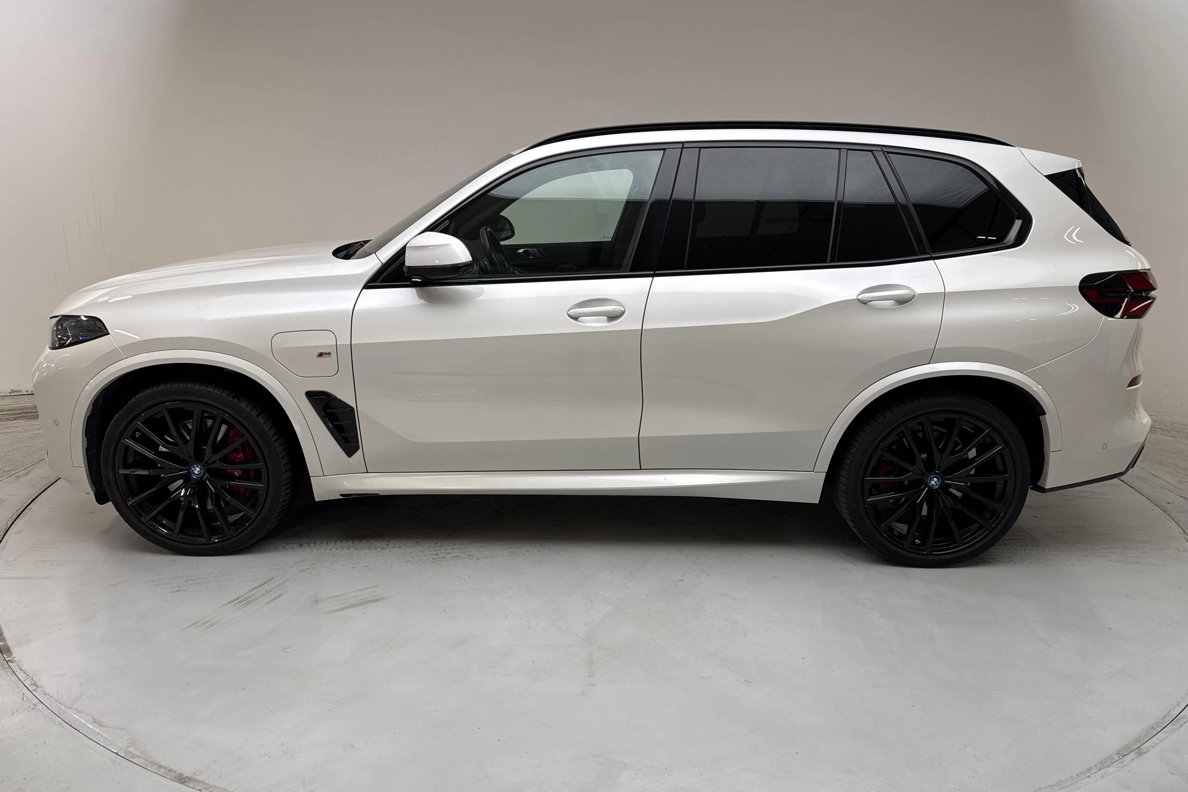 Presentationsfoto 2 av 22: BMW X5 xDrive50e LCI, G05 (489hk) - 6 213 mil - Automat - vit - 2024