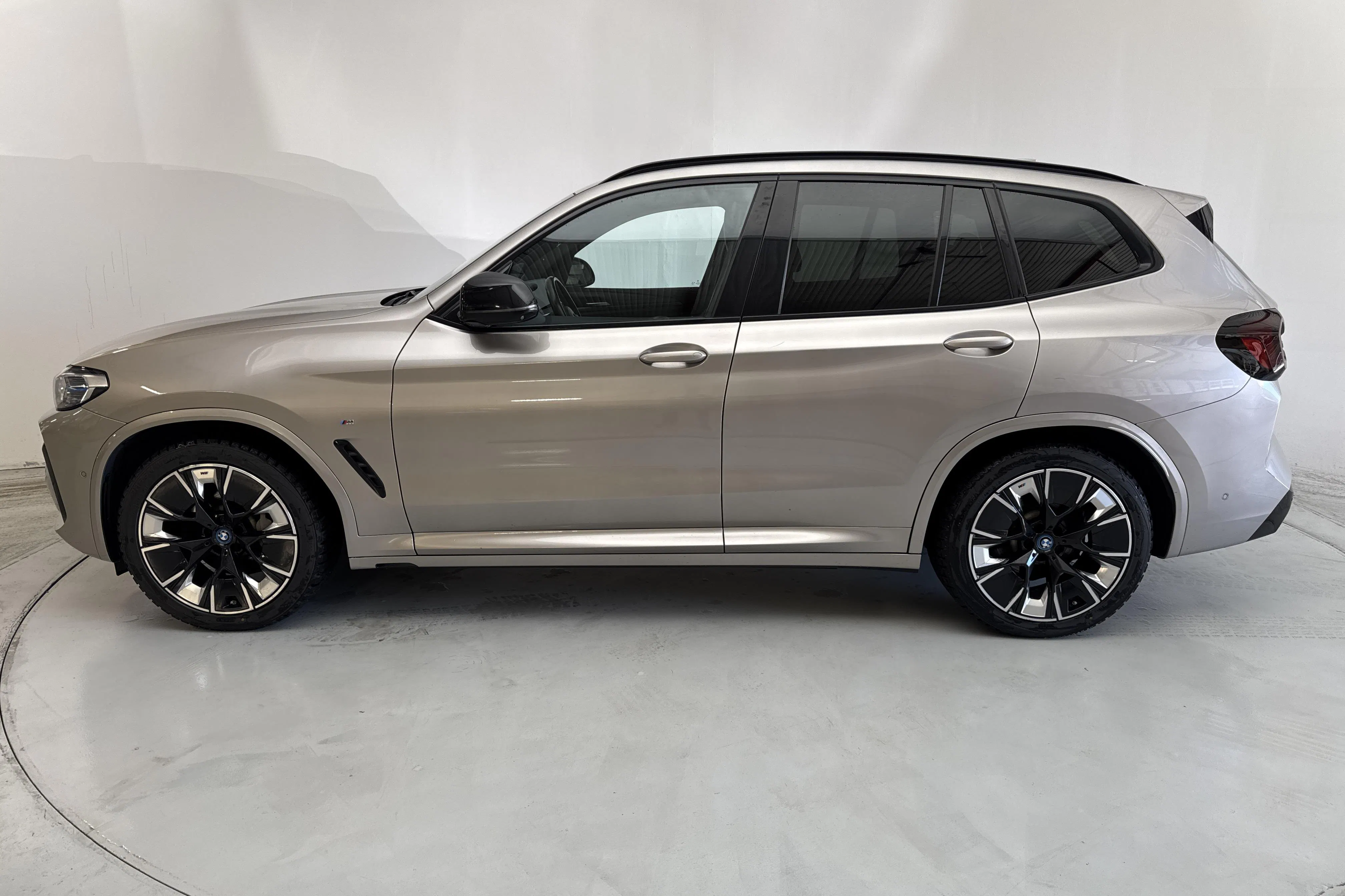 Presentationsfoto 2 av 17: BMW iX3 LCI, G08 (286hk) - 8 673 mil - Automat - silver - 2022