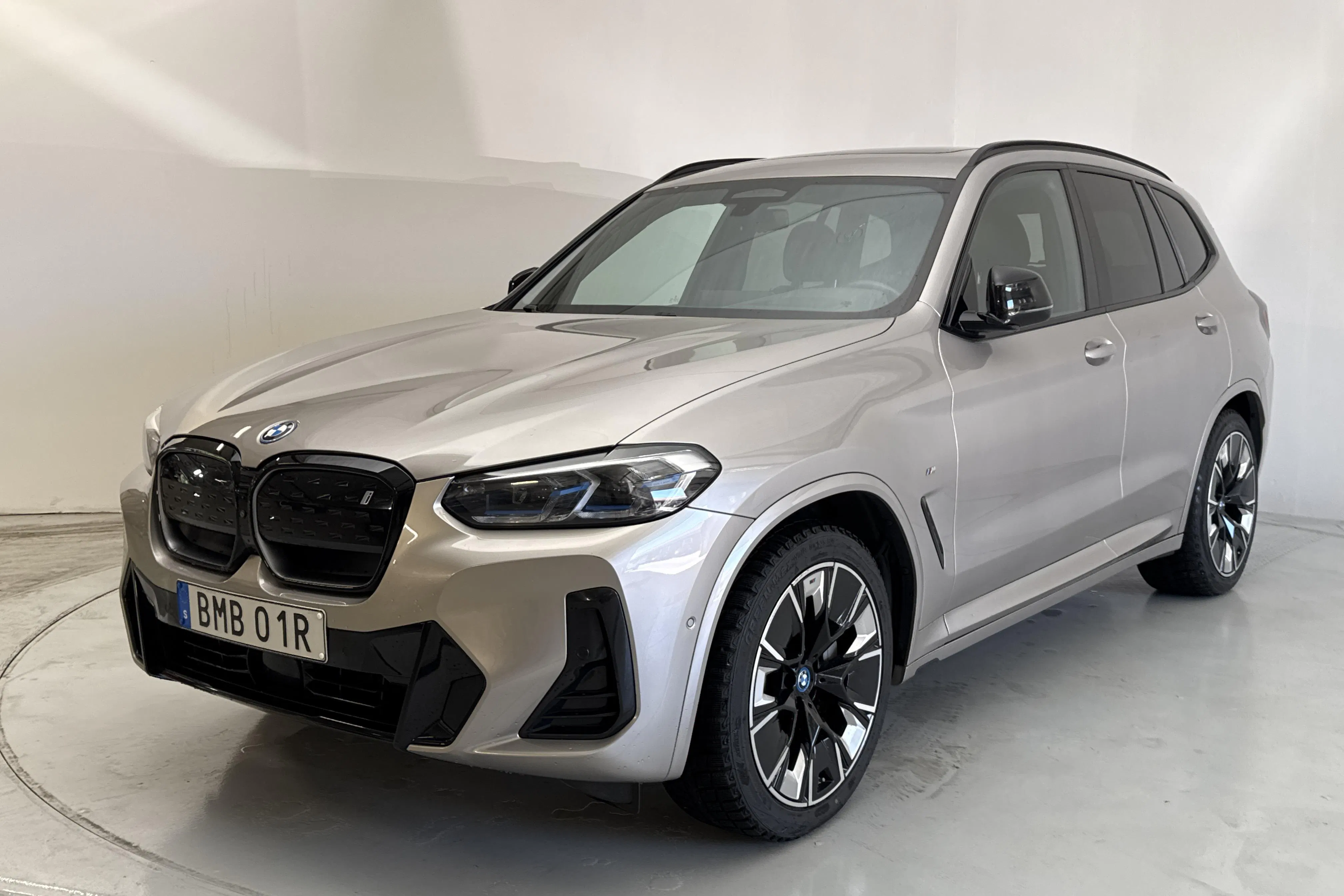 Presentationsfoto 1 av 17: BMW iX3 LCI, G08 (286hk) - 8 673 mil - Automat - silver - 2022