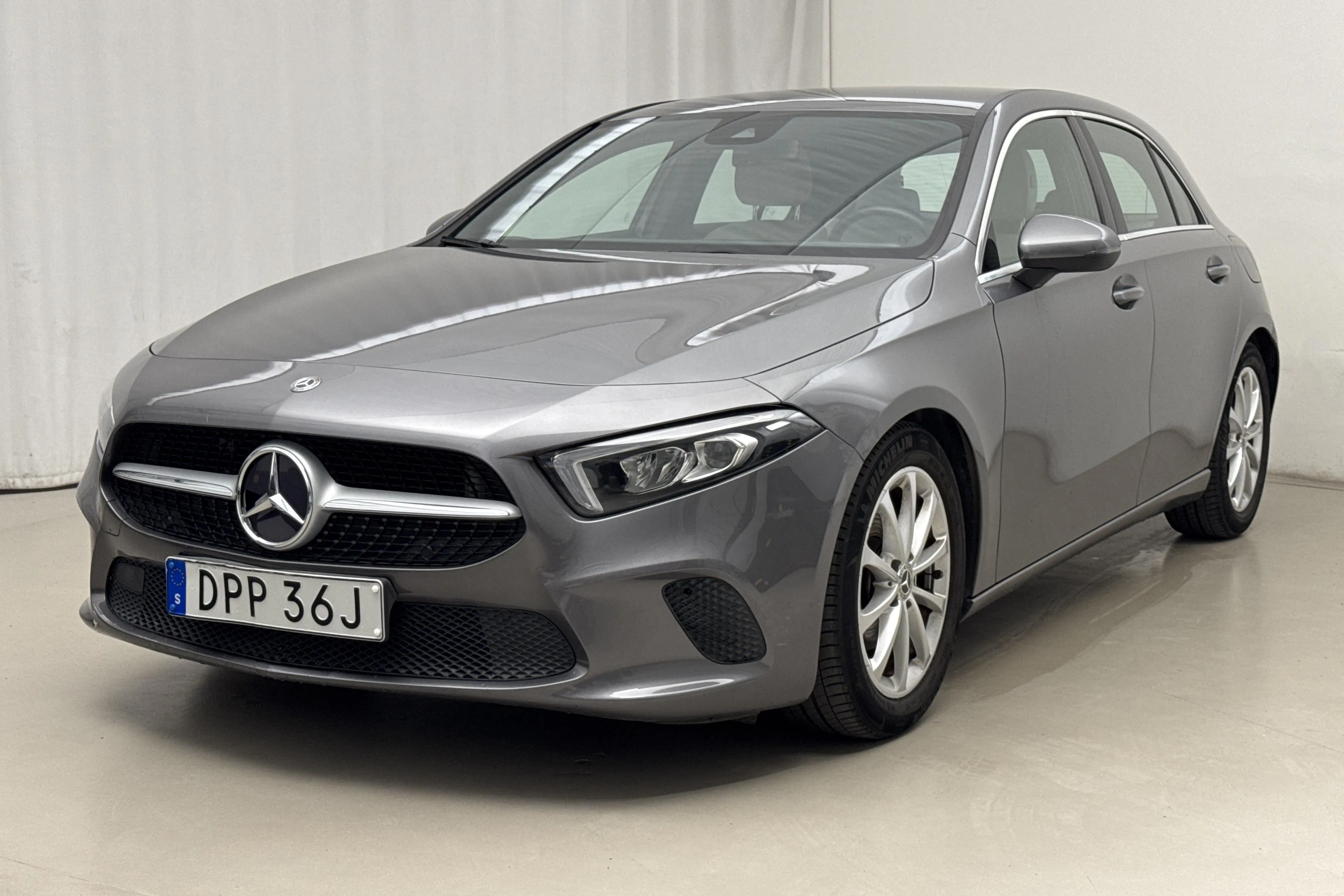 Presentation photo 1 of 16: Mercedes A 180 5dr W177 (136hk) - 30 000 km - Manual - dark grey - 2019