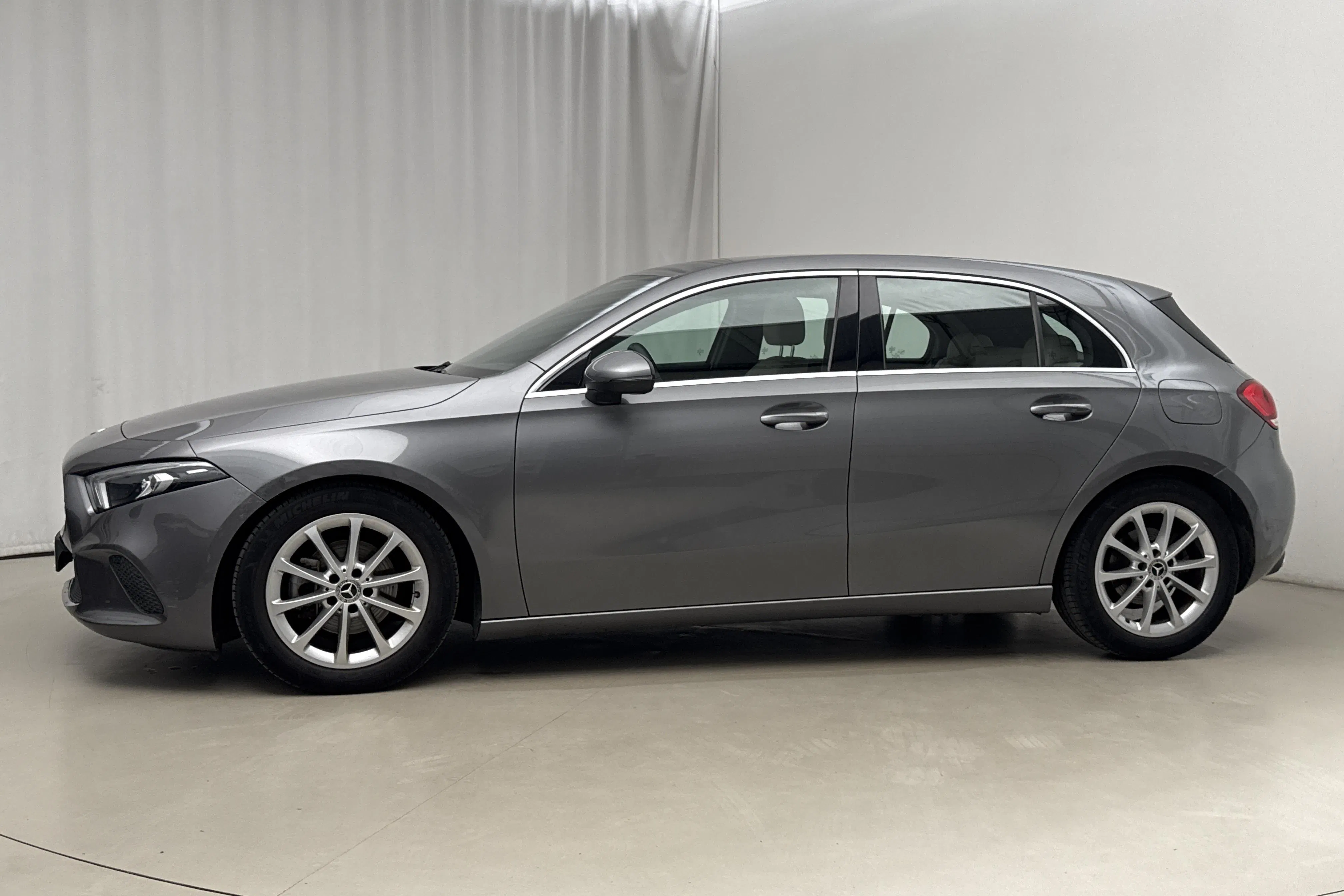 Presentation photo 2 of 16: Mercedes A 180 5dr W177 (136hk) - 30 000 km - Manual - dark grey - 2019
