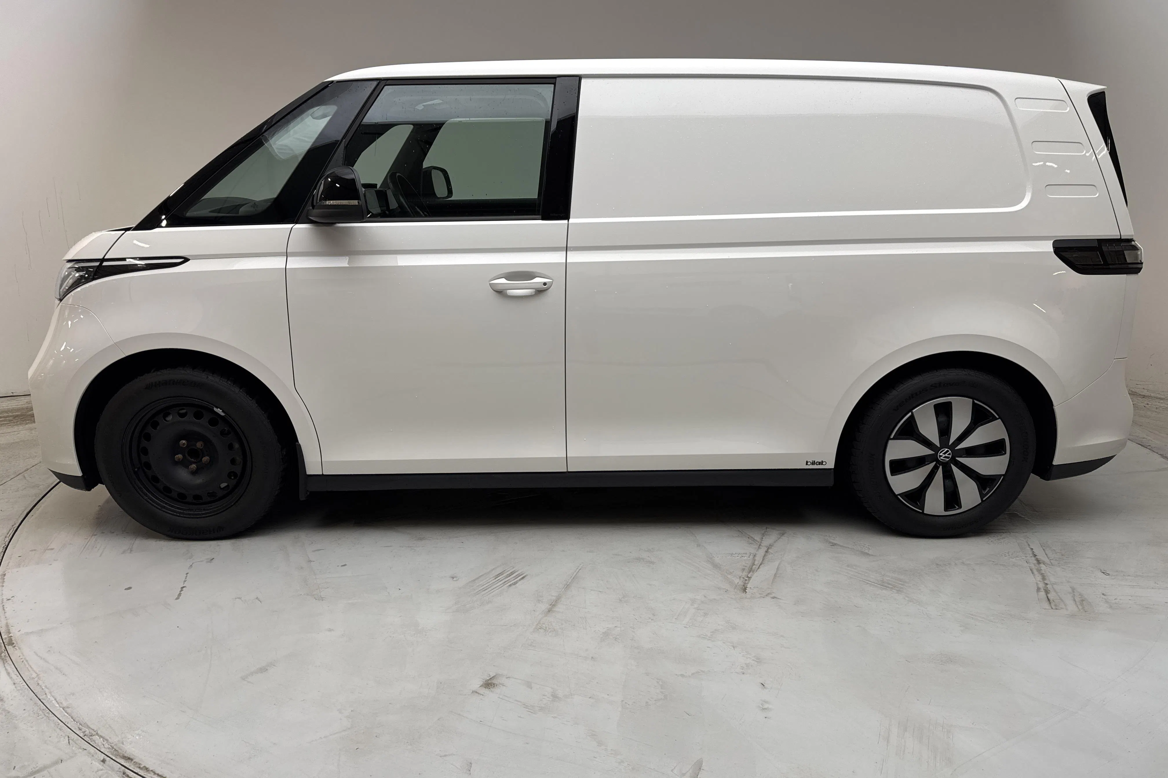 Presentation photo 2 of 15: VW ID. Buzz Cargo 77kWh (204hk) - 75 160 km - Automatic - white - 2024