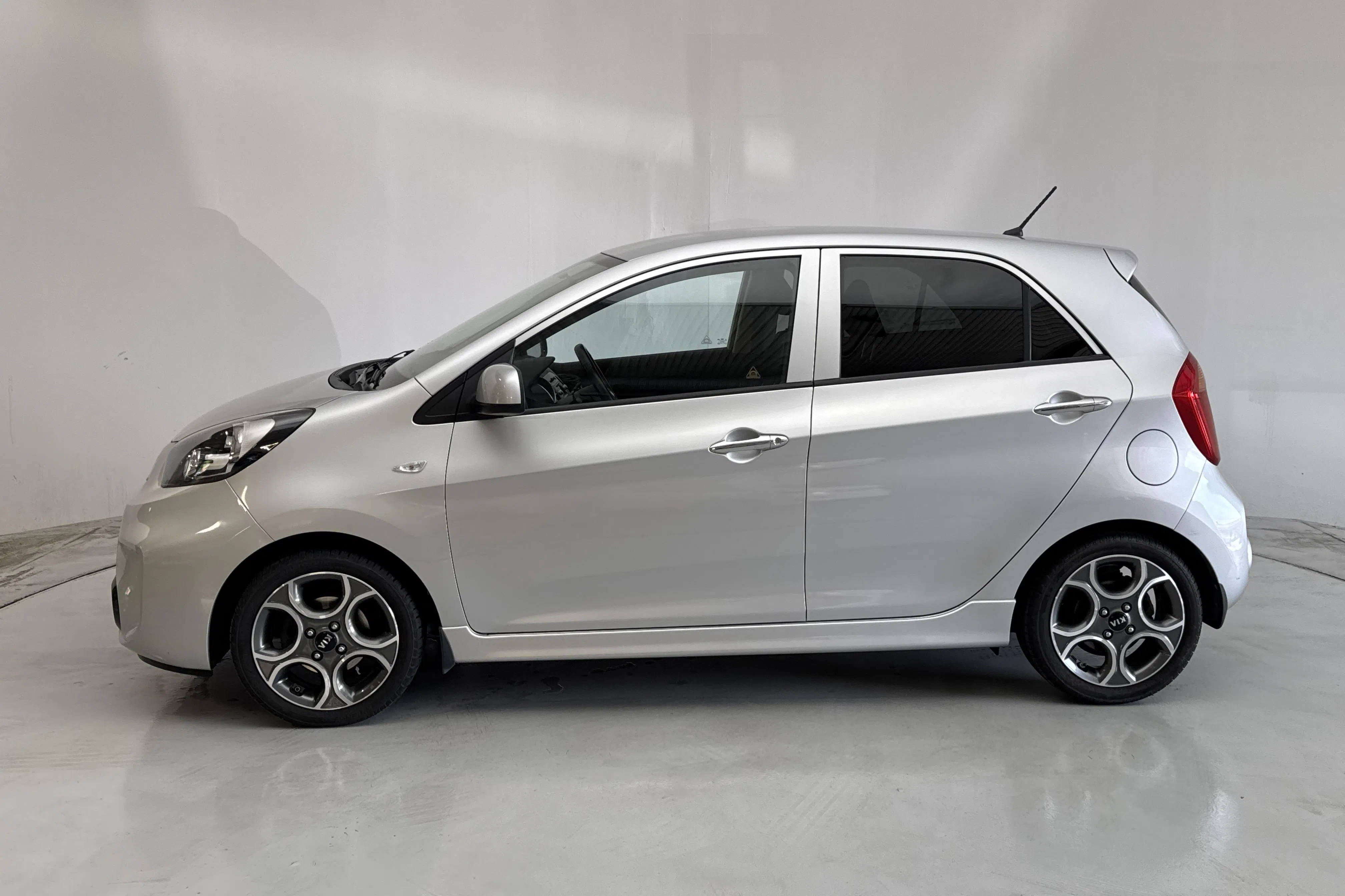 Presentationsfoto 2 av 13: KIA Picanto 1.0 5dr (69hk) - 4 836 mil - Manuell - grå - 2016