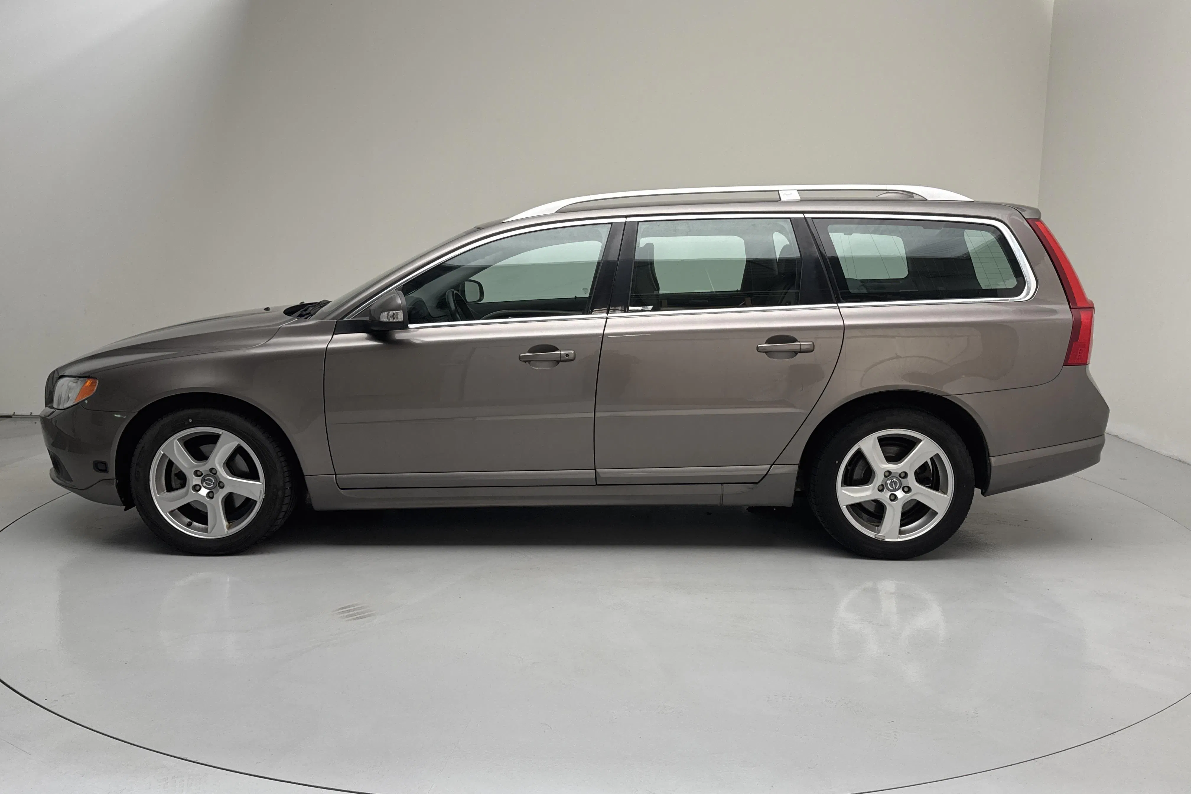 Presentation photo 2 of 12: Volvo V70 II 2.0F (145hk) - 15 123 Scandinavian mile - Automatic - gray - 2011