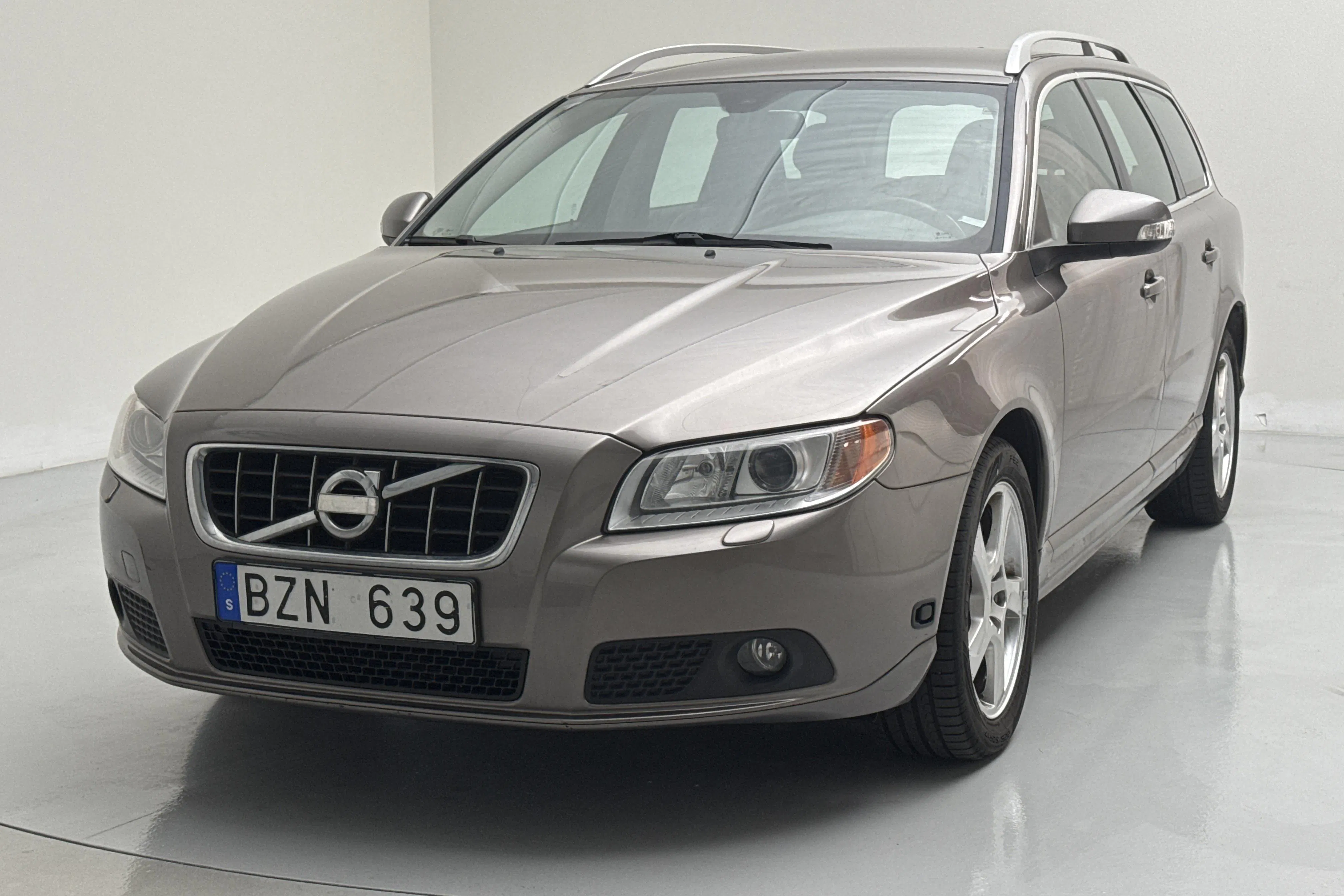 Presentation photo 1 of 12: Volvo V70 II 2.0F (145hk) - 15 123 Scandinavian mile - Automatic - gray - 2011