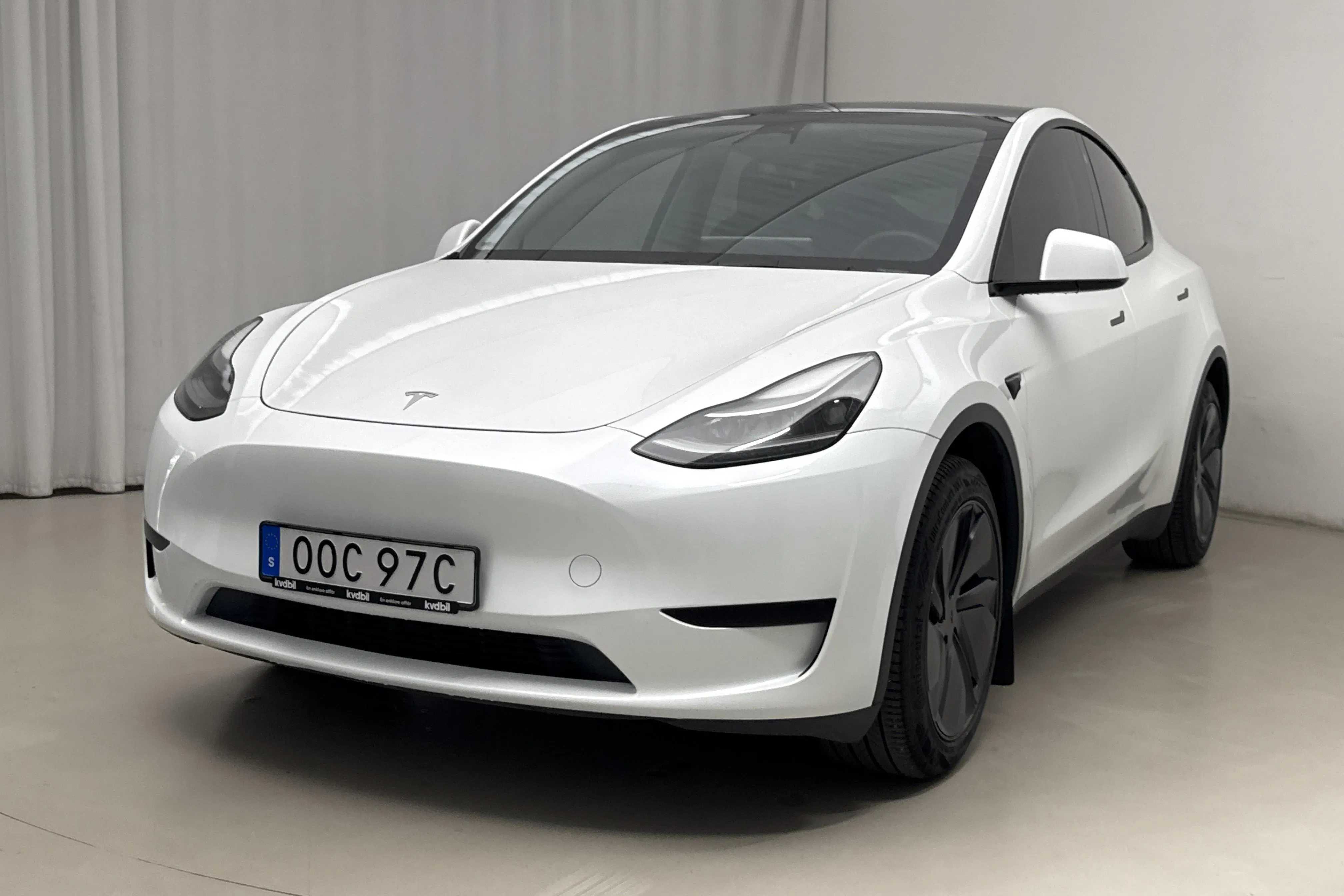 Presentationsfoto 1 av 21: Tesla Model Y RWD - 9 679 mil - Automat - vit - 2023