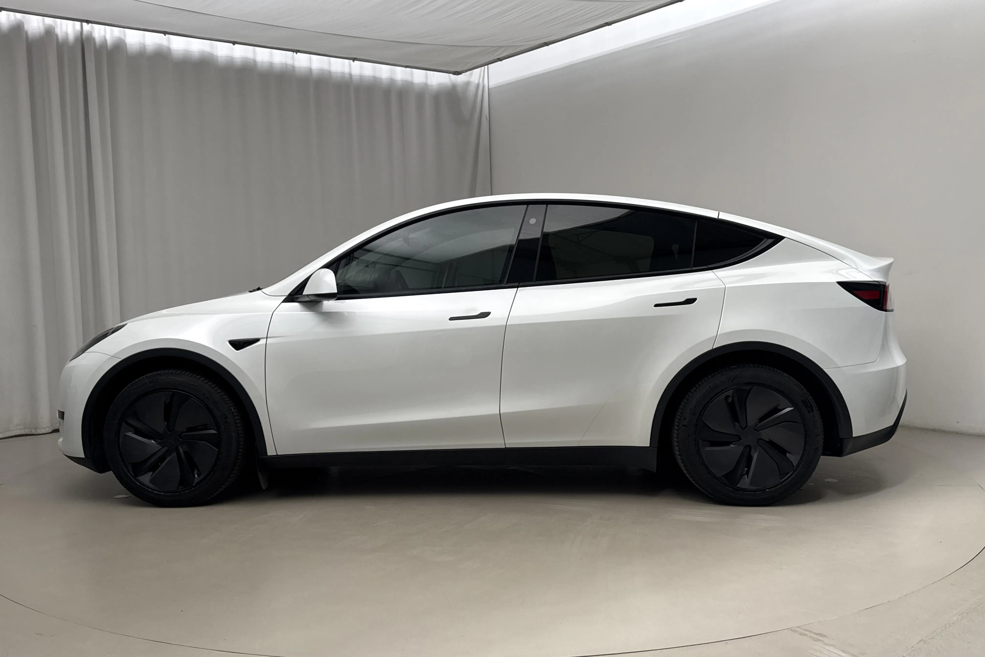 Presentationsfoto 2 av 21: Tesla Model Y RWD - 9 679 mil - Automat - vit - 2023