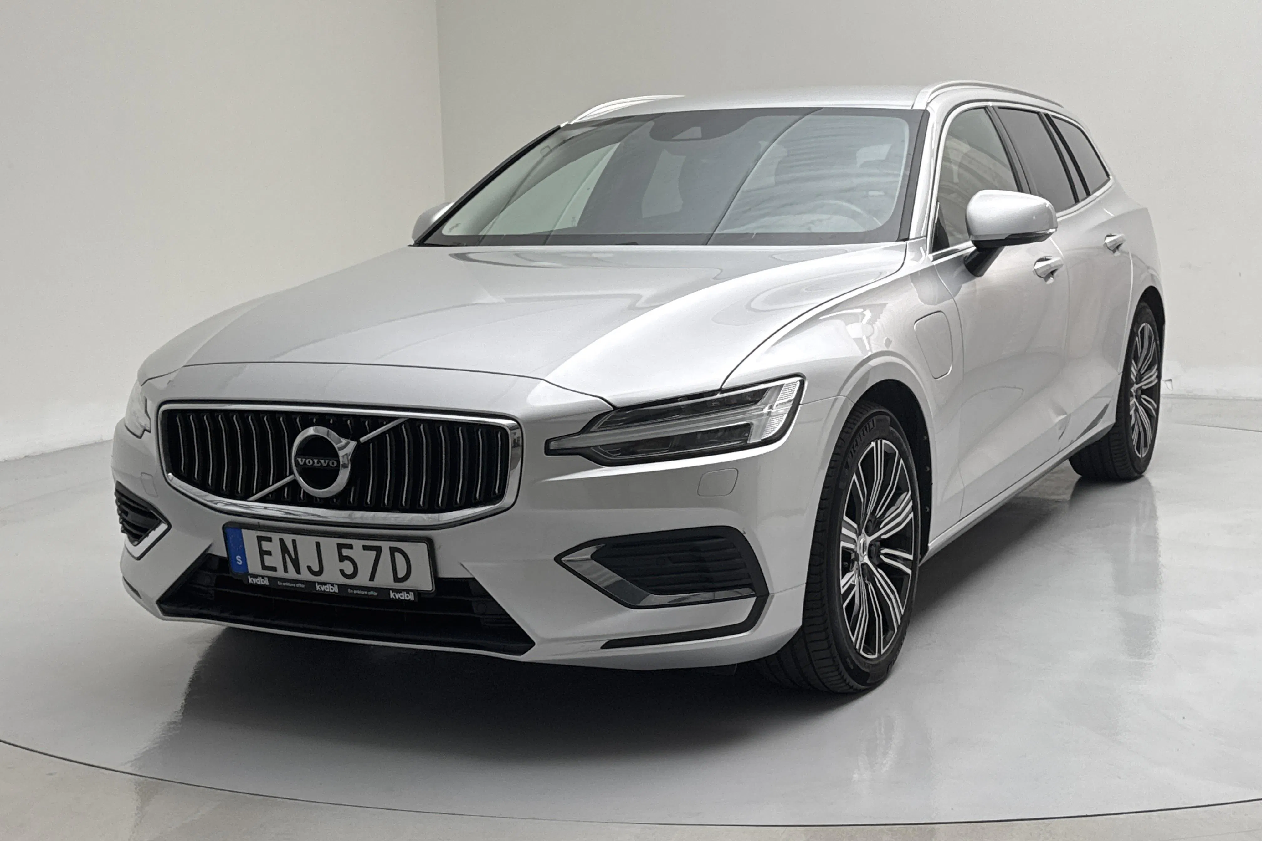Presentationsfoto 1 av 19: Volvo V60 T6 AWD Twin Engine (340hk) - 11 511 mil - Automat - silver - 2021