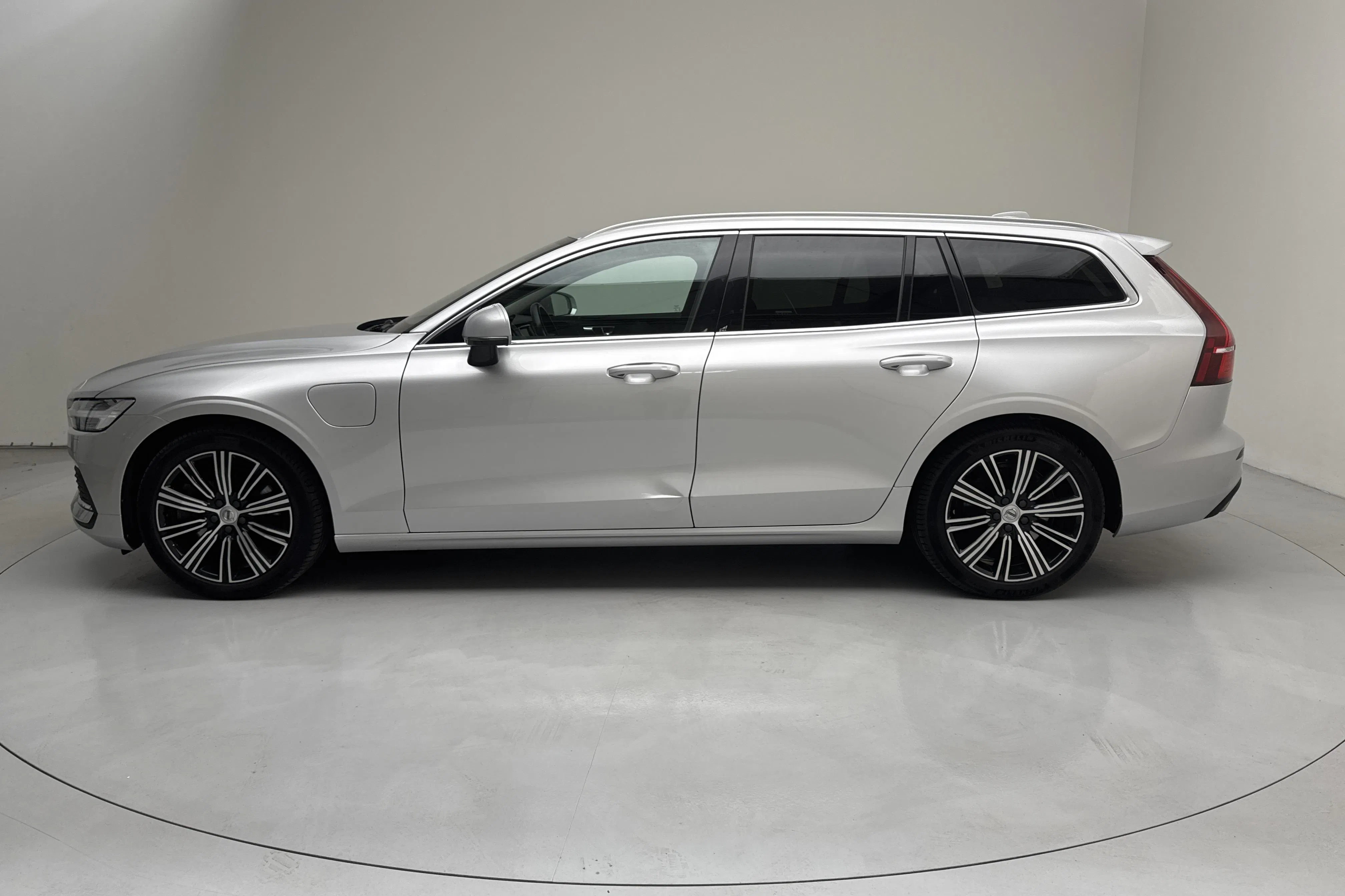 Presentationsfoto 2 av 19: Volvo V60 T6 AWD Twin Engine (340hk) - 11 511 mil - Automat - silver - 2021
