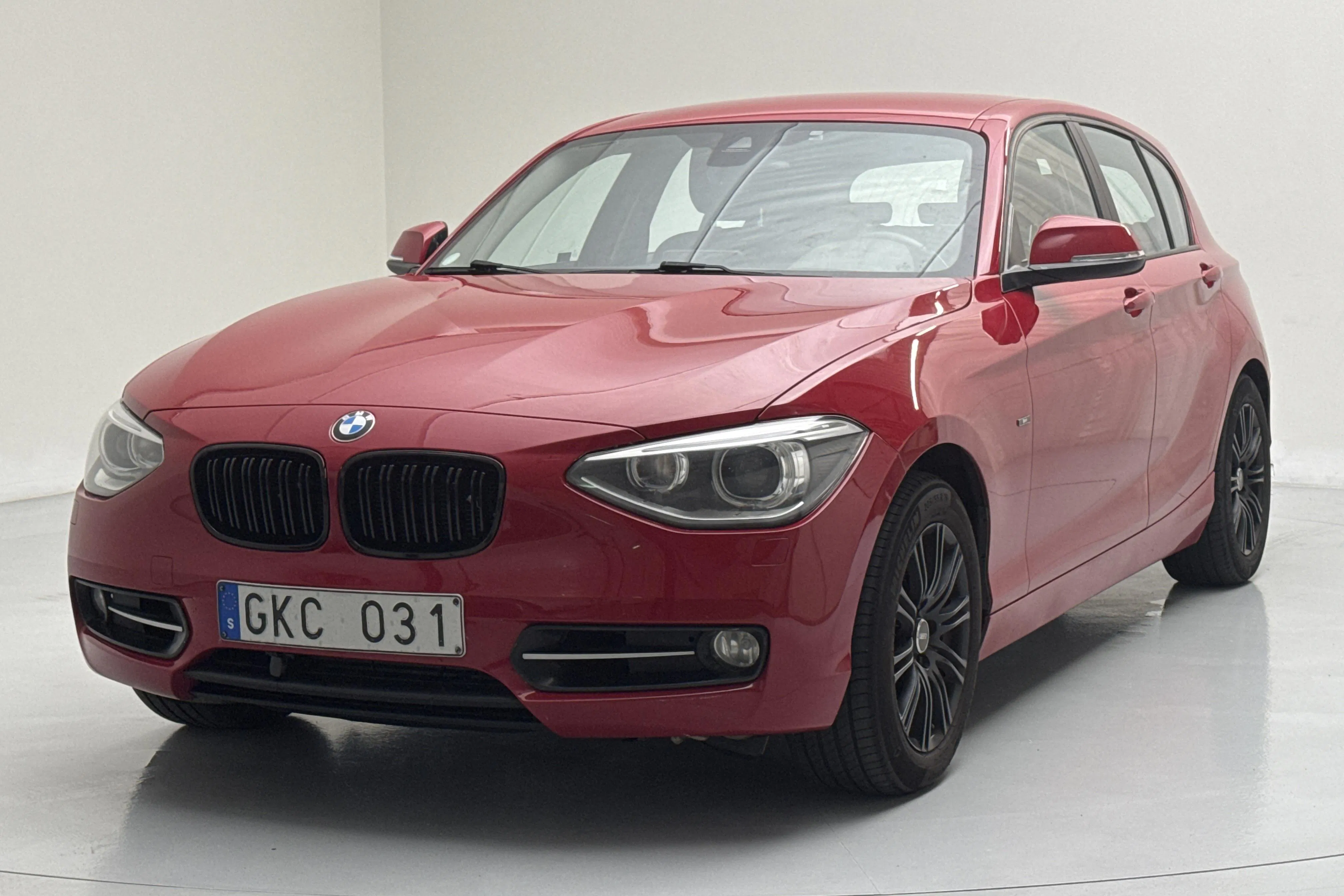 Presentation photo 1 of 14: BMW 120d xDrive 5dr, F20 (184hk) - 266 830 km - Manual - red - 2013