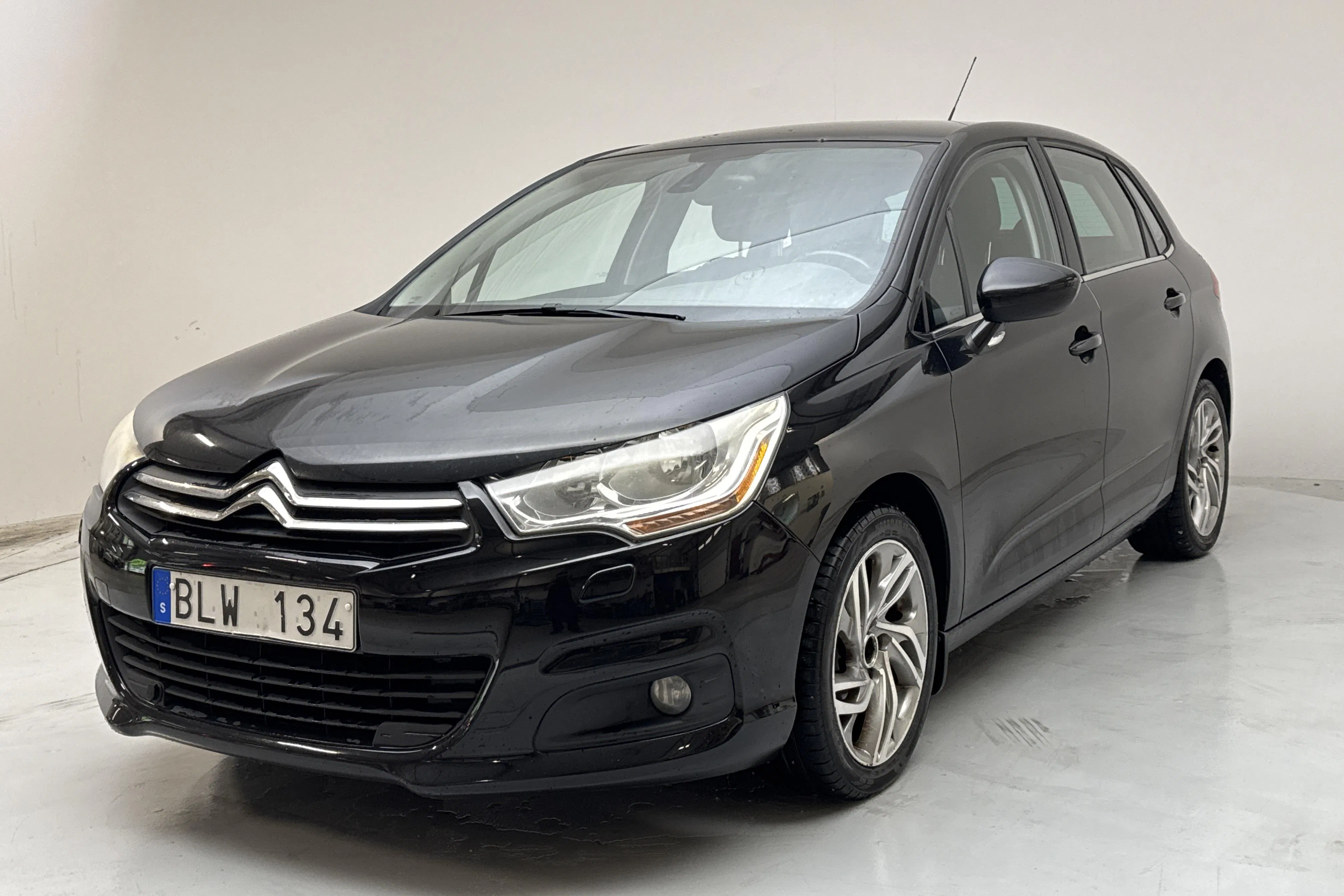 Presentation photo 1 of 12: Citroën C4 1.6 HDi (110hk) - 21 452 Scandinavian mile - Automatic - black - 2012