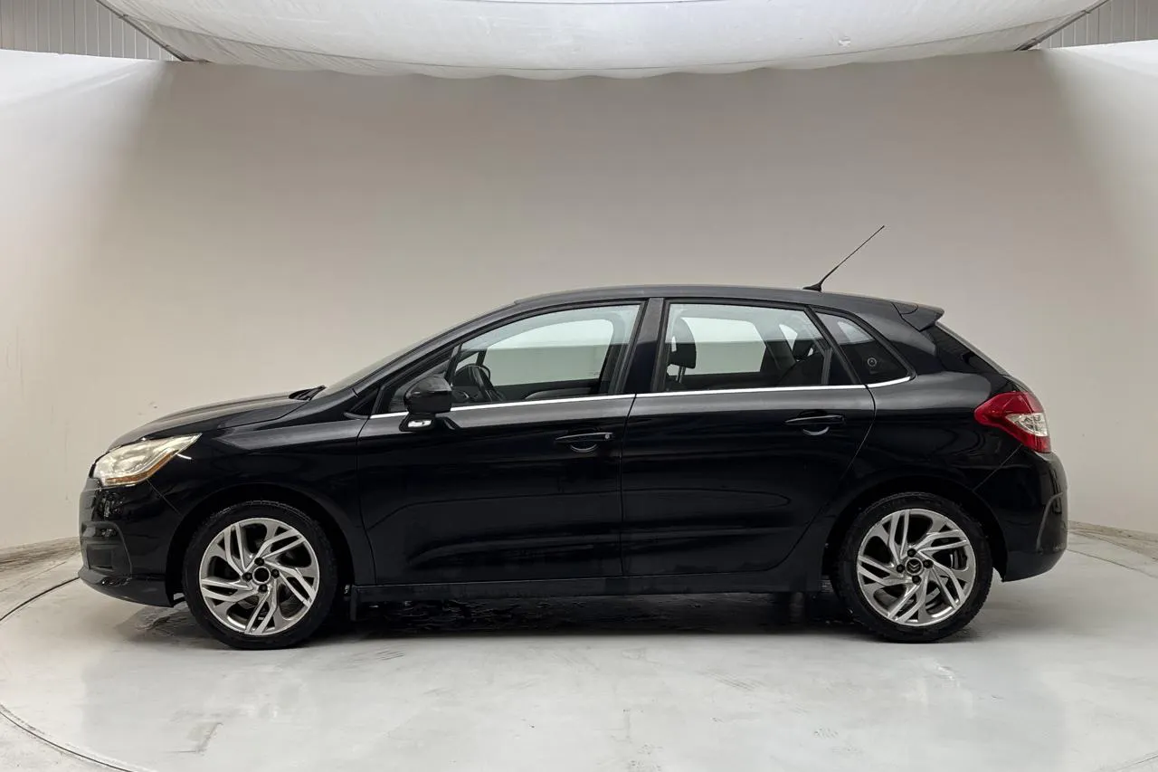 Presentation photo 2 of 12: Citroën C4 1.6 HDi (110hk) - 21 452 Scandinavian mile - Automatic - black - 2012