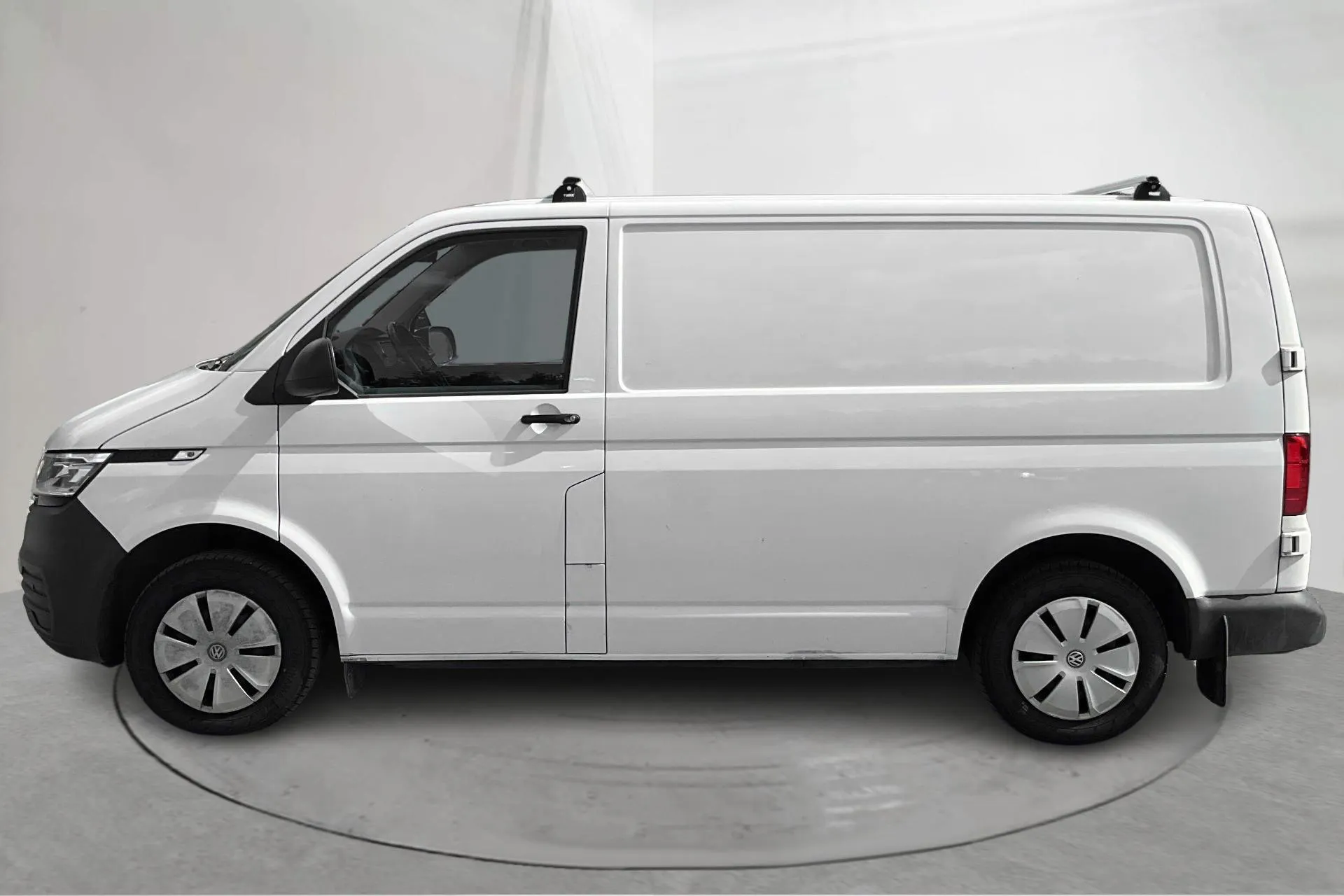 Presentationsfoto 2 av 15: VW Transporter T6.1 Skåp TDI (150hk) - 8 211 mil - Automat - vit - 2023
