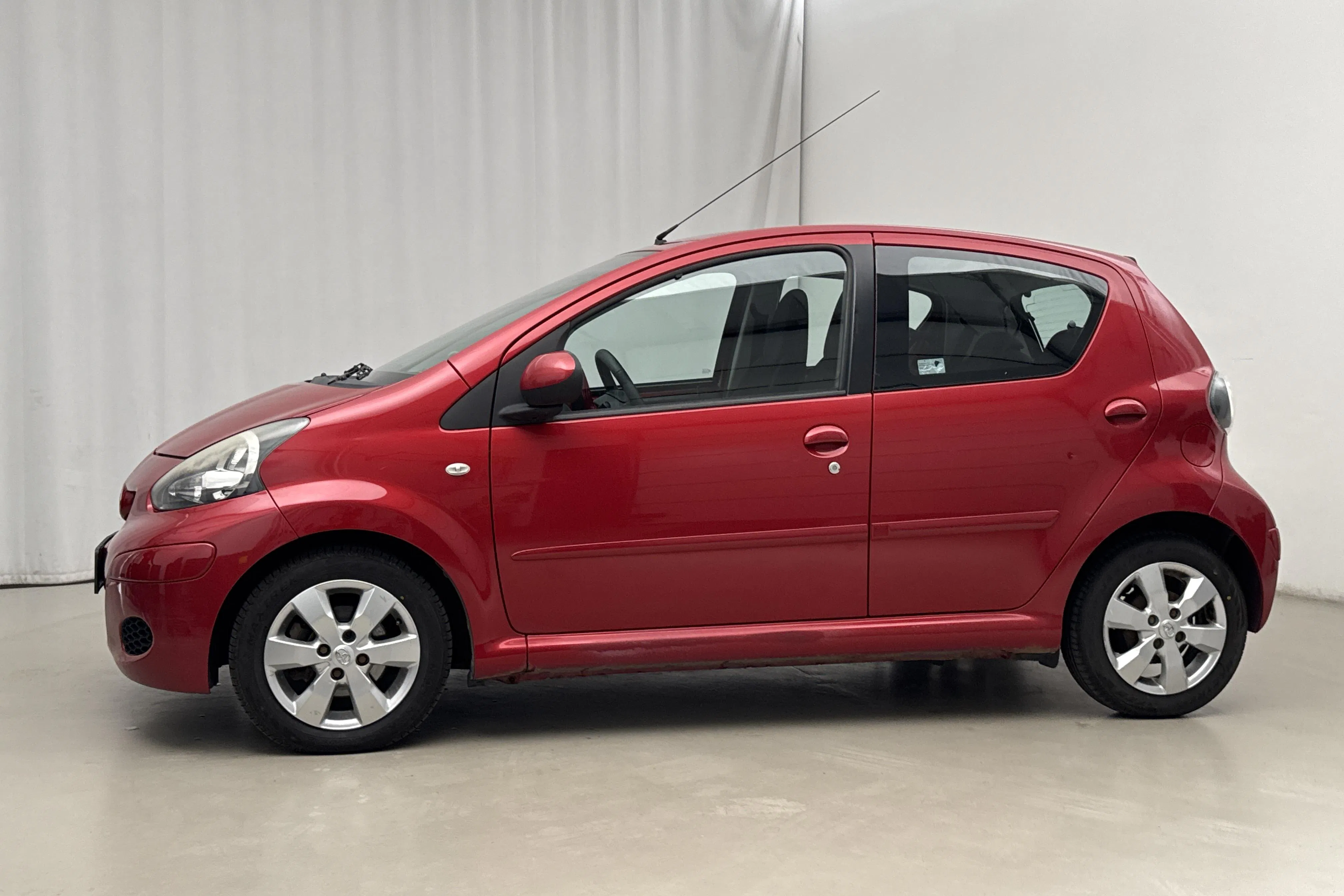 Presentationsfoto 2 av 16: Toyota Aygo 1.0 VVT-i 5dr (68hk) - 11 445 mil - Automat - Mörkröd - 2010
